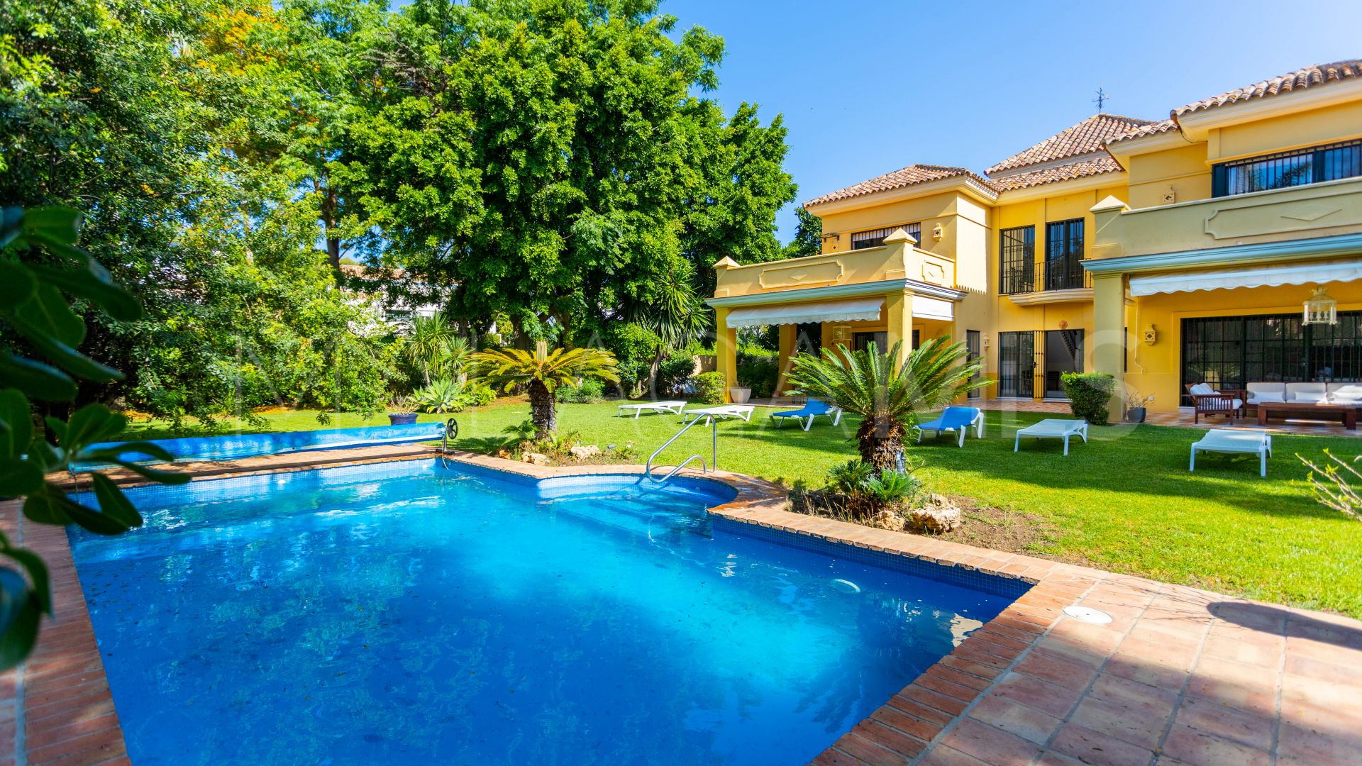 Villa for sale in Guadalmina Baja