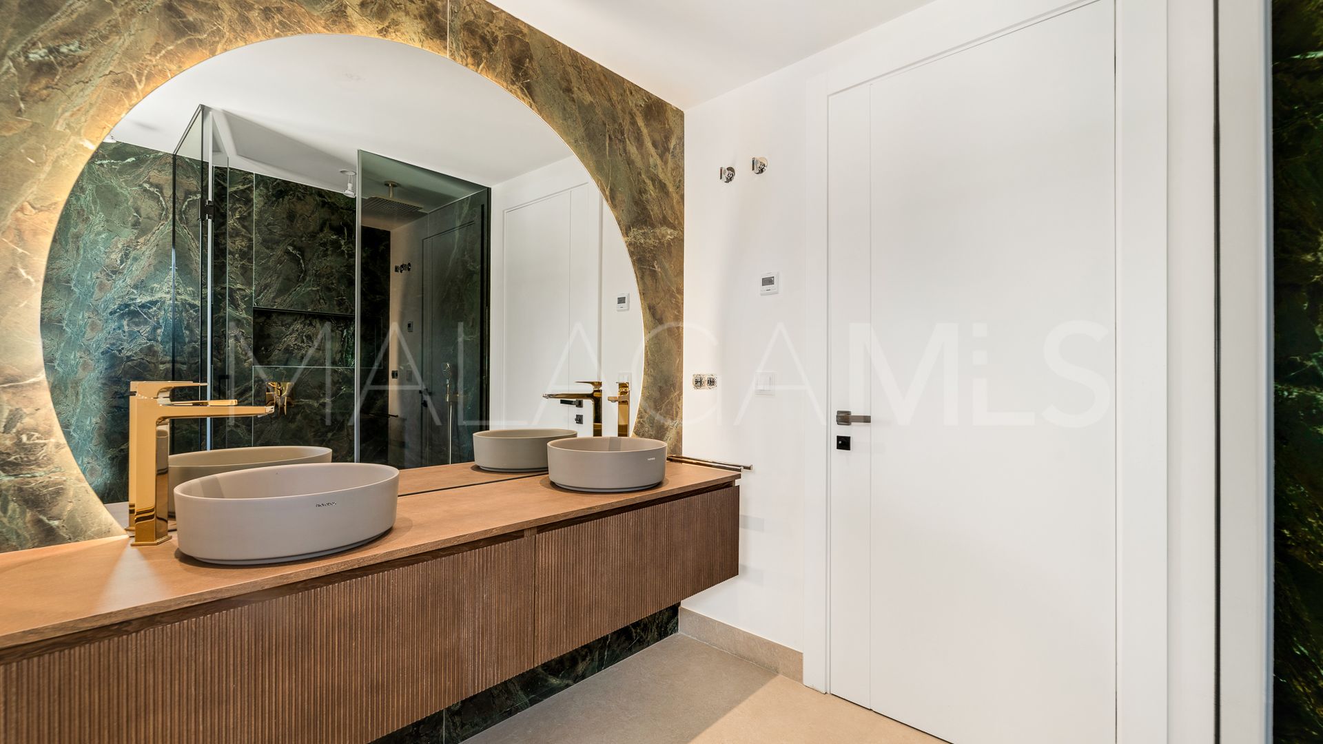 Adosado for sale in El Velerin with 4 bedrooms