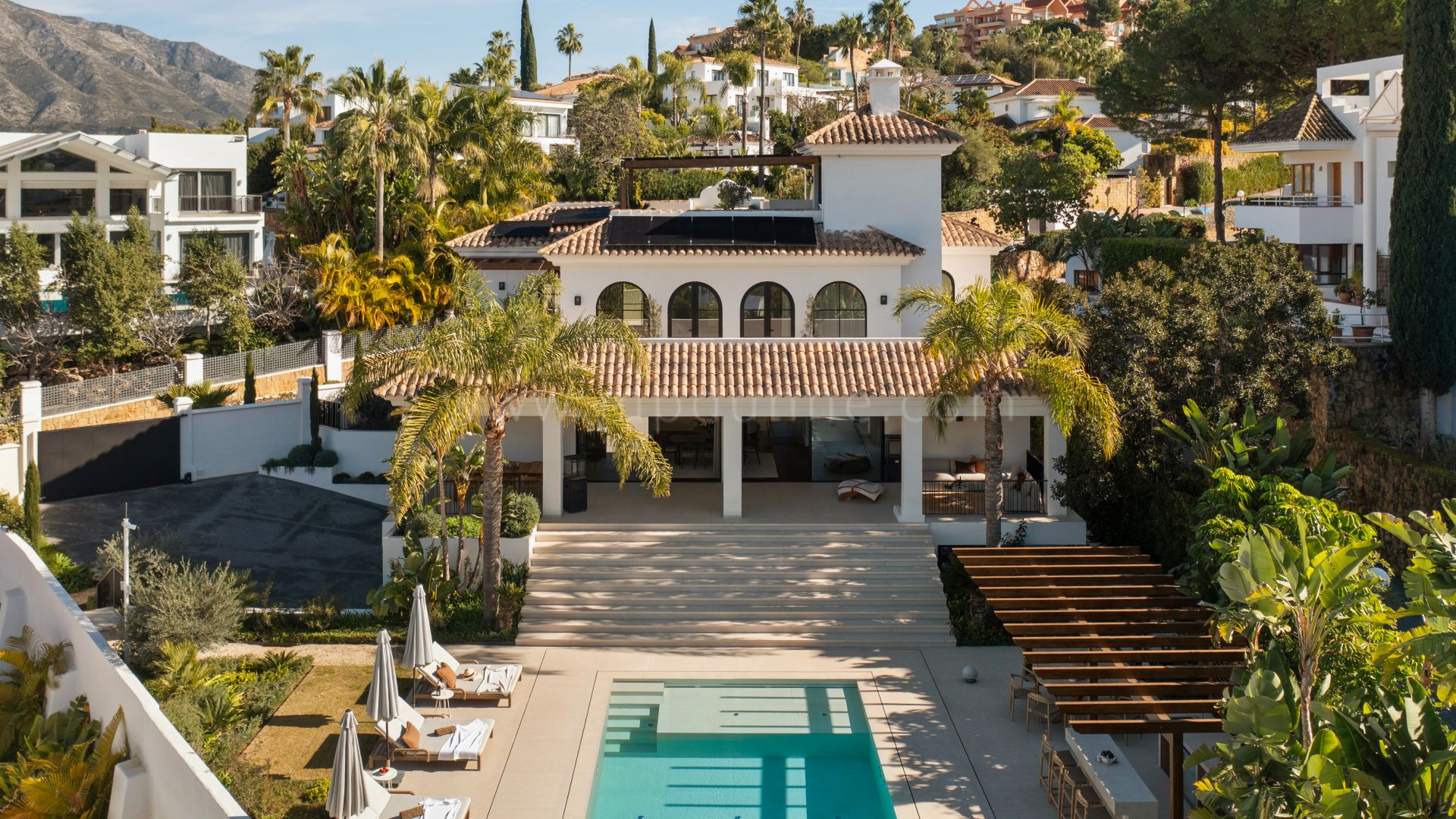 Elegant Golf-View Villa with Spa in Nueva Andalucía