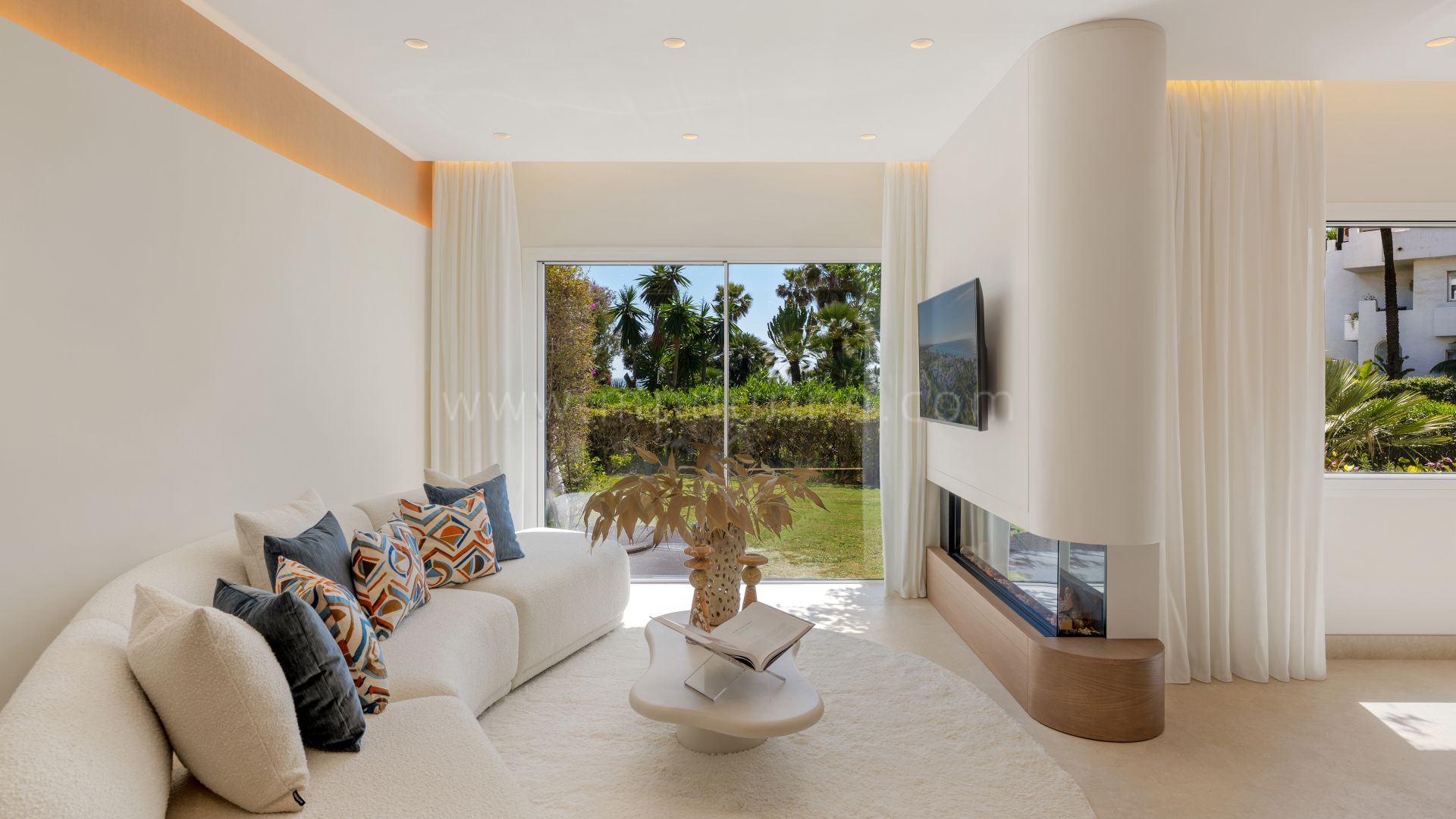 Apartamento moderno en primera línea en Costalita, Estepona