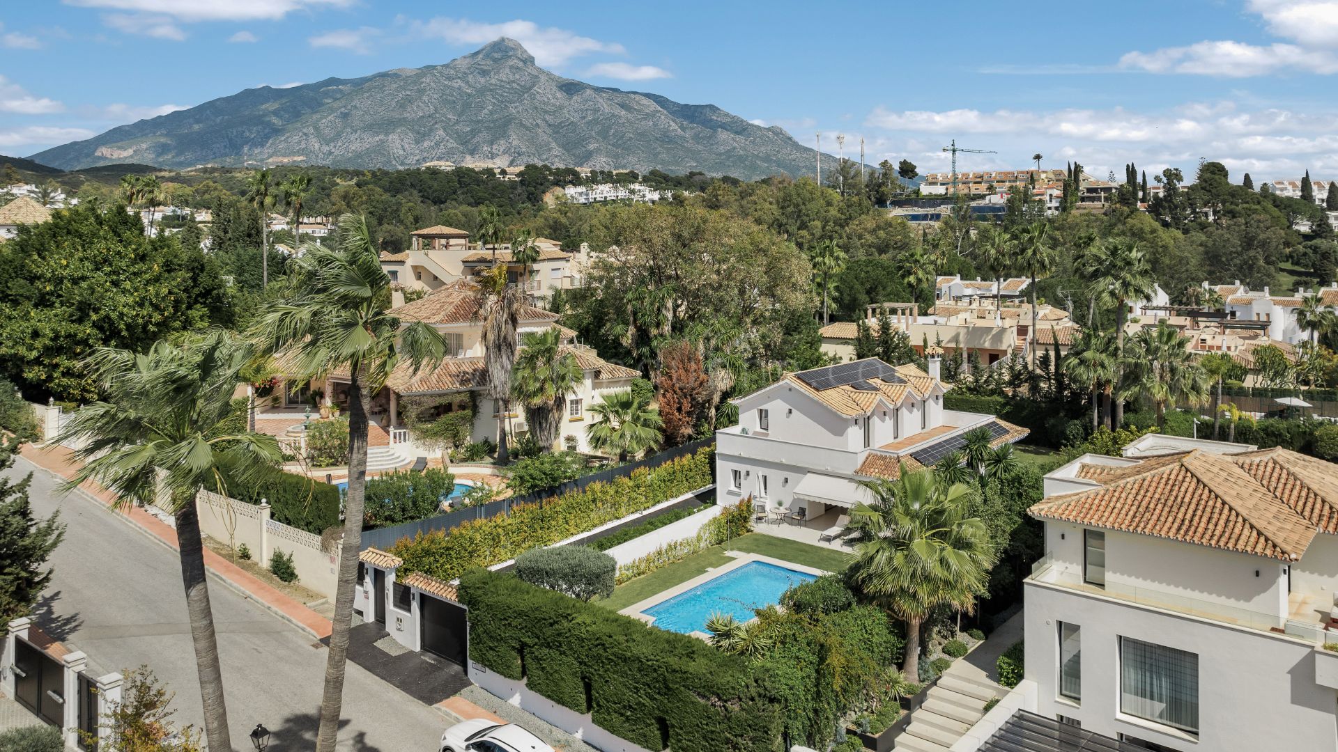 Villa rénovée moderne à Nueva Andalucía Golf Valley