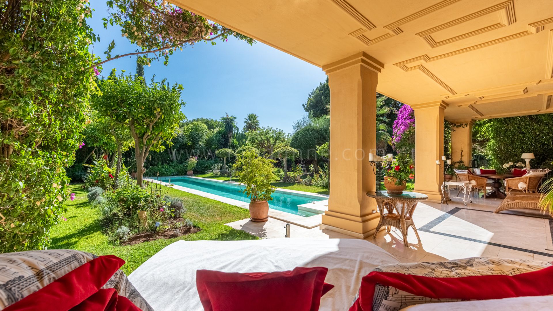 Clásica Villa junto a la Playa y al Golf en Guadalmina Baja