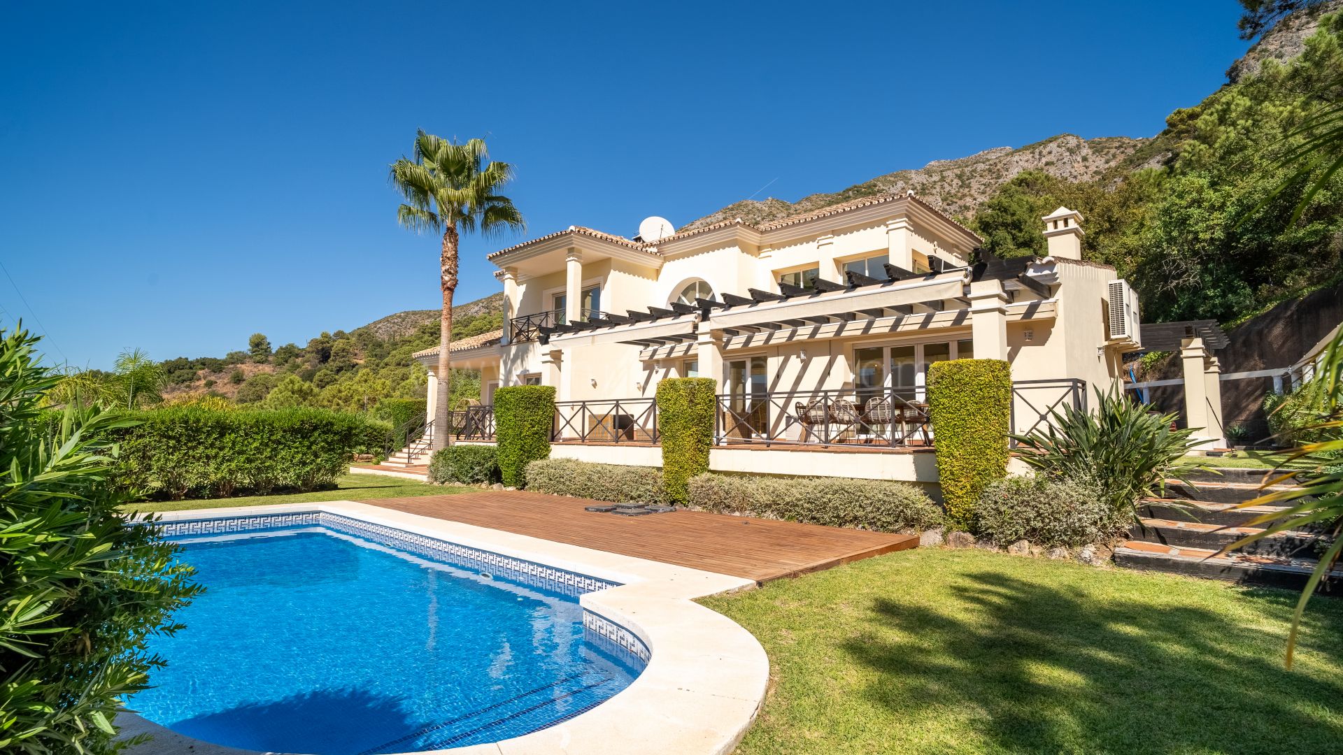 Villa familiar con vistas panorámicas al lago y a la montaña en Istán