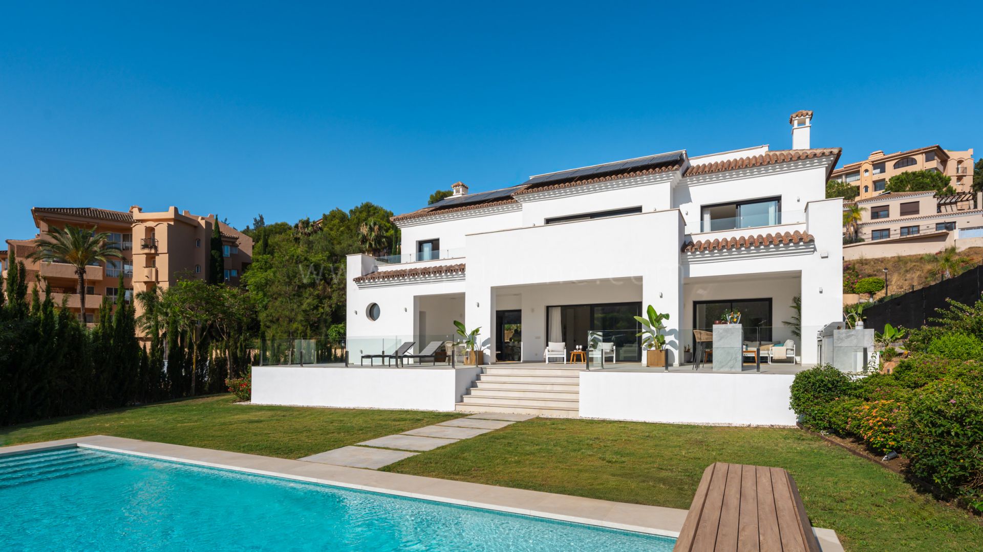 Villa en primera línea de golf con vistas panorámicas al mar en Elviria, Marbella