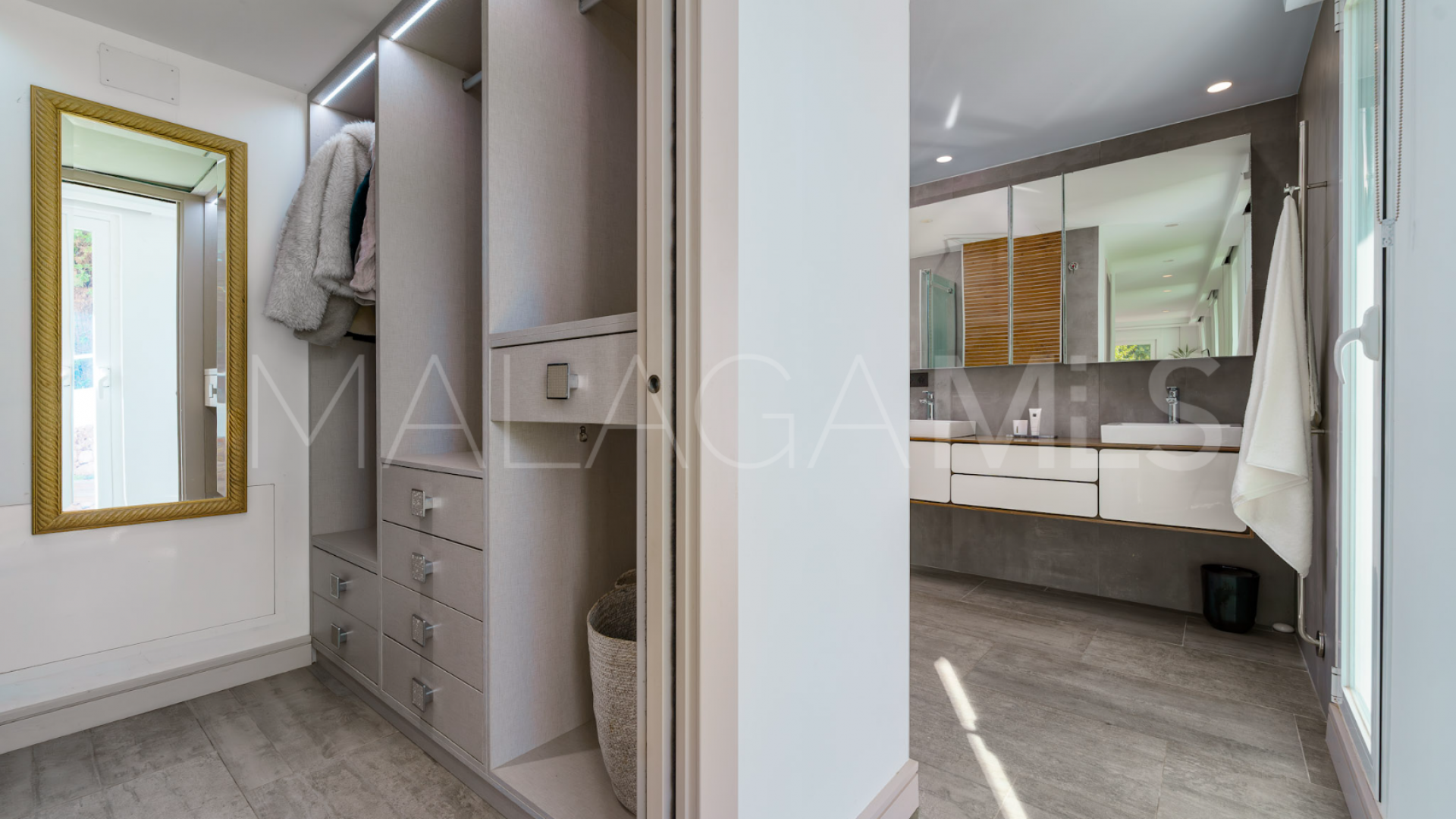 Villa for sale in Nueva Andalucia