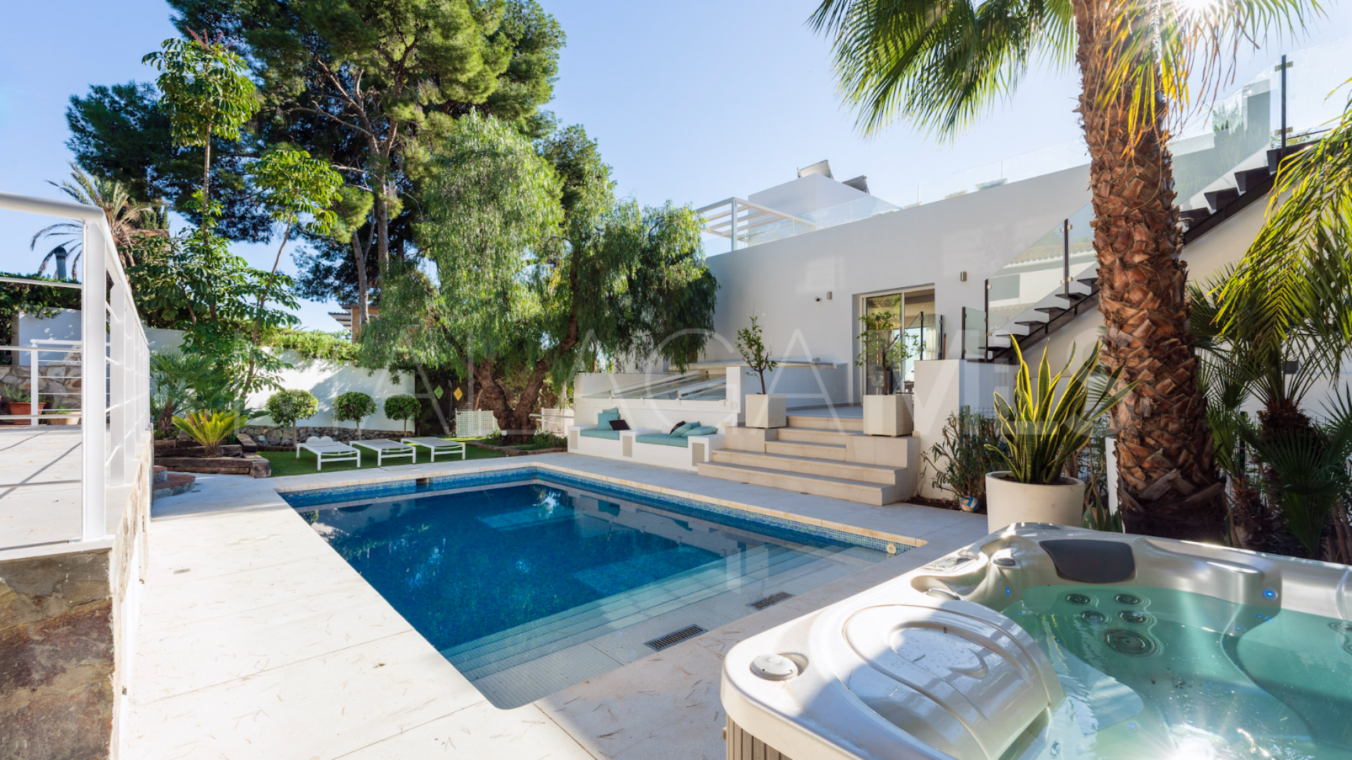 Villa for sale in Nueva Andalucia