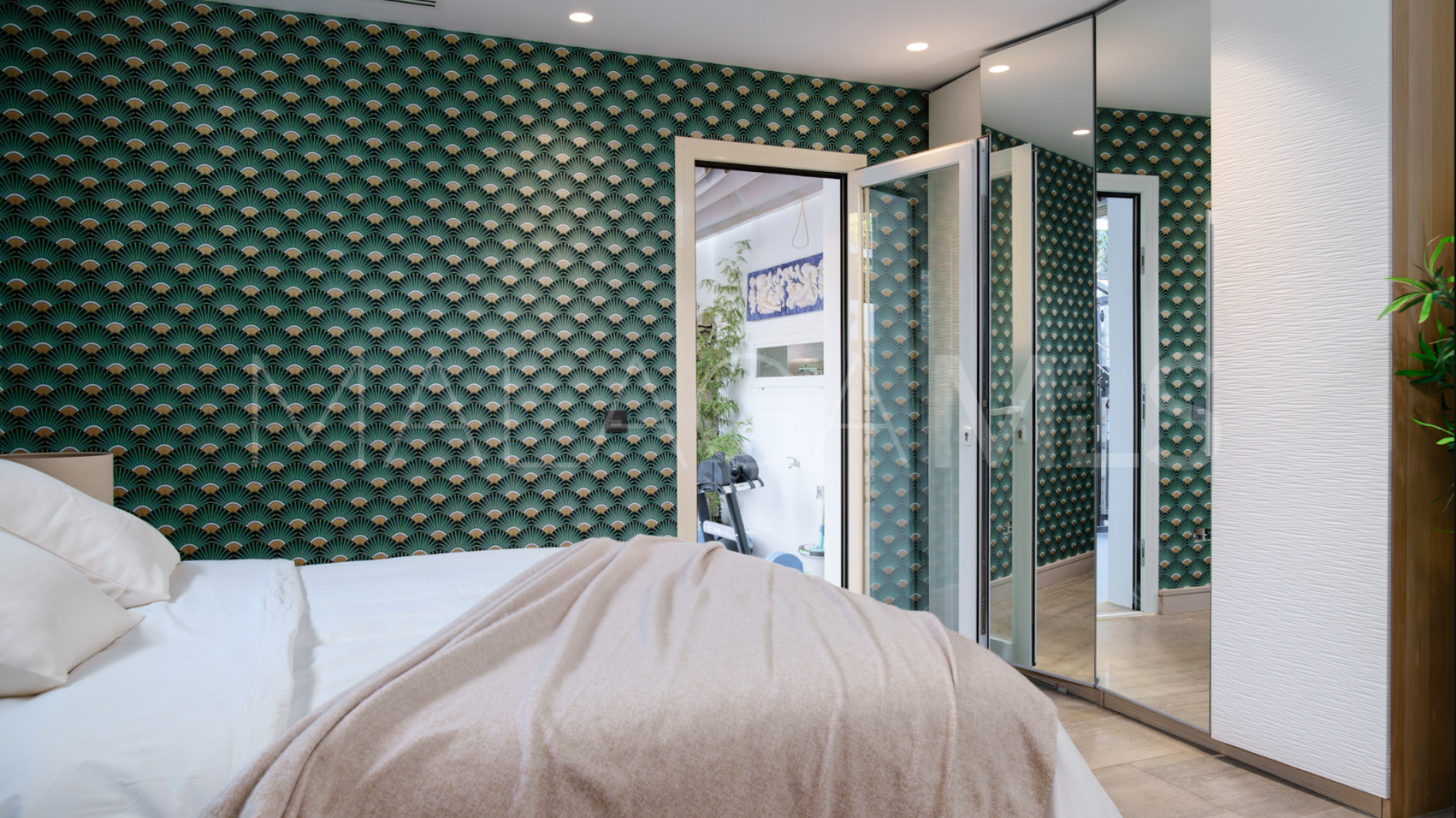 Villa for sale in Nueva Andalucia