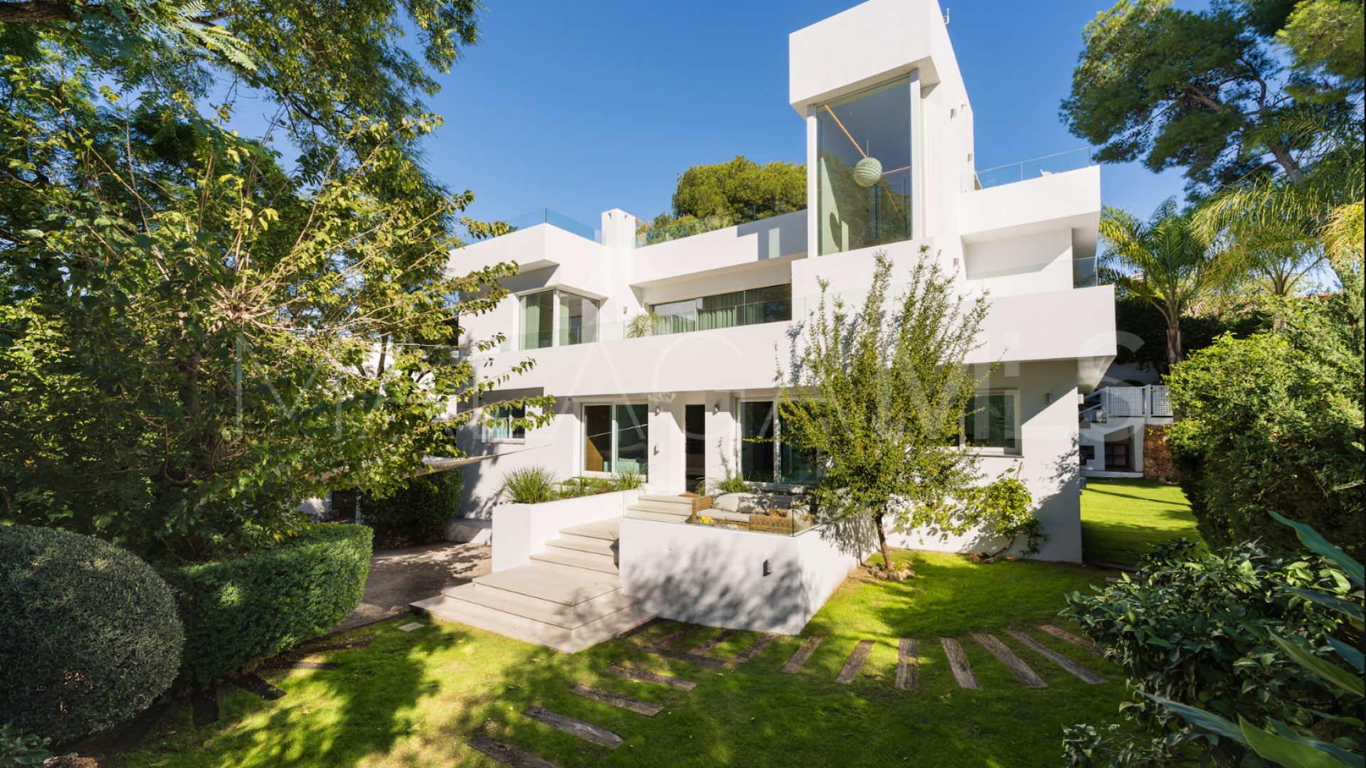 Villa for sale in Nueva Andalucia