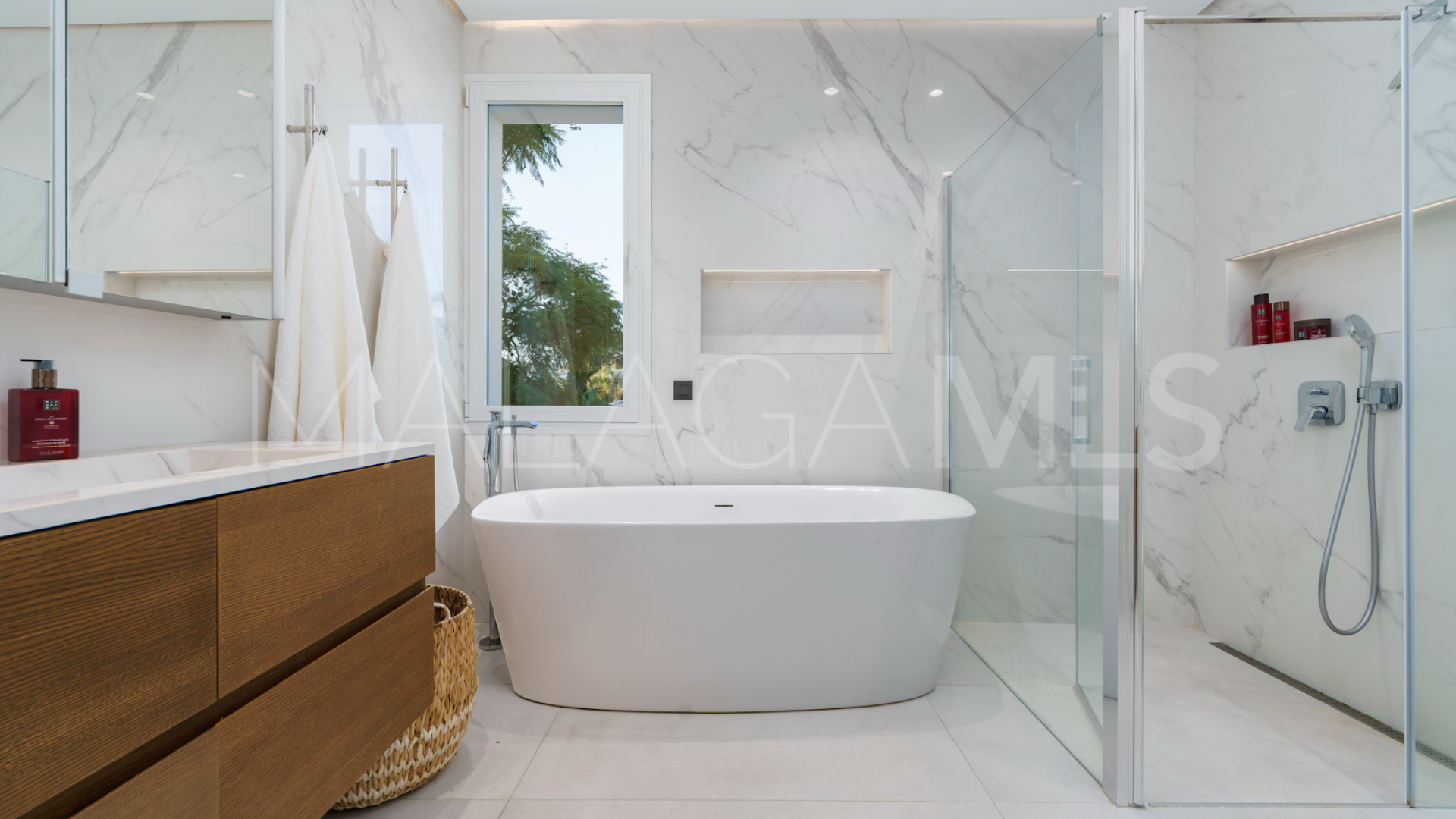 Villa for sale in Nueva Andalucia