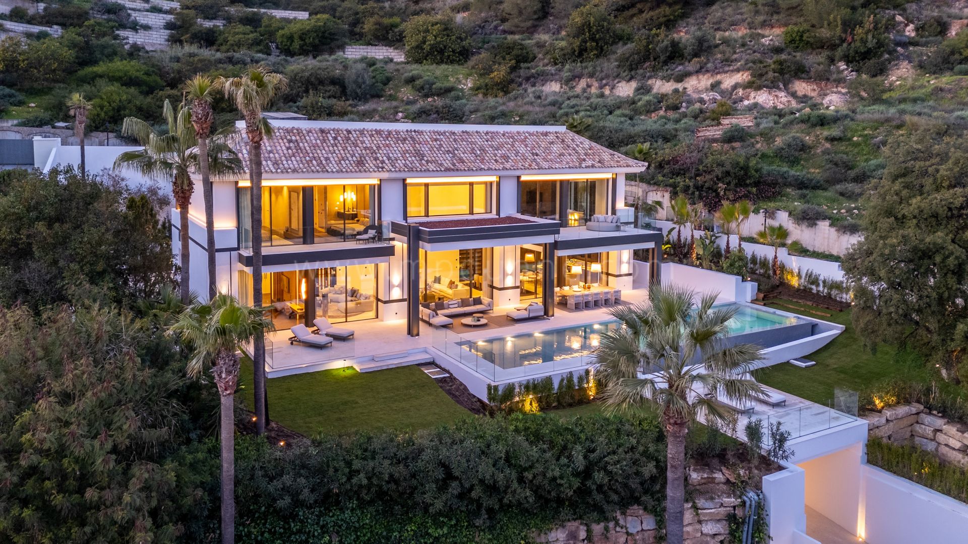 Luxusvilla mit Panoramablick auf das Meer in Cascada de Camoján