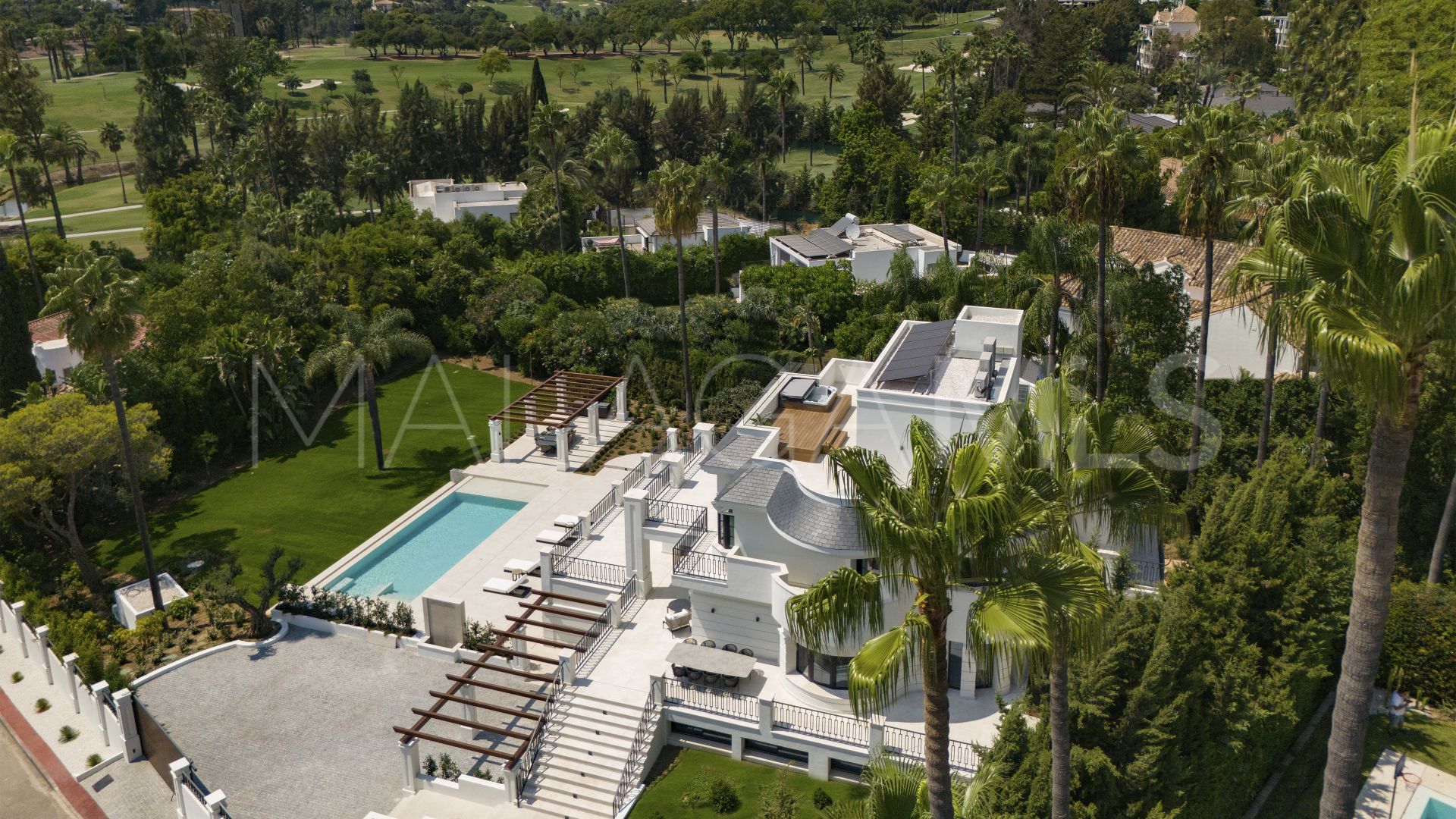 Villa for sale in Nueva Andalucia