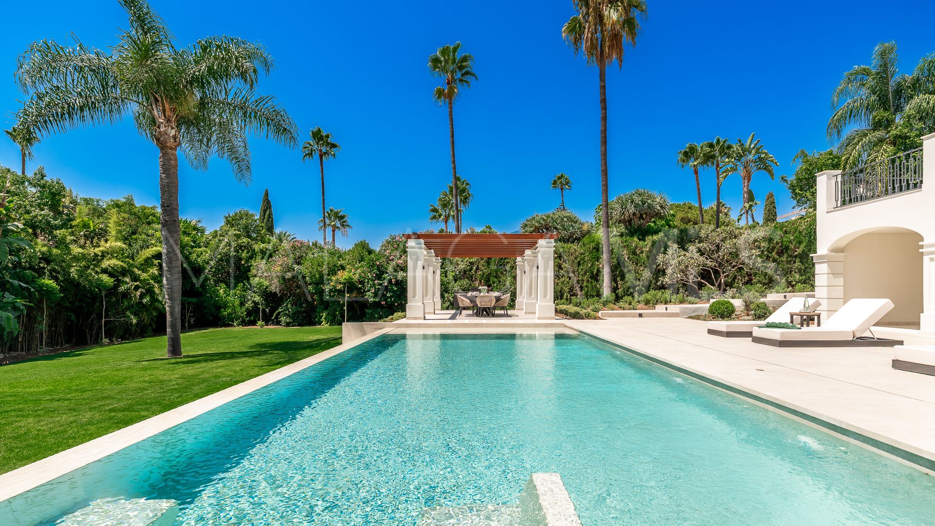 Villa for sale in Nueva Andalucia