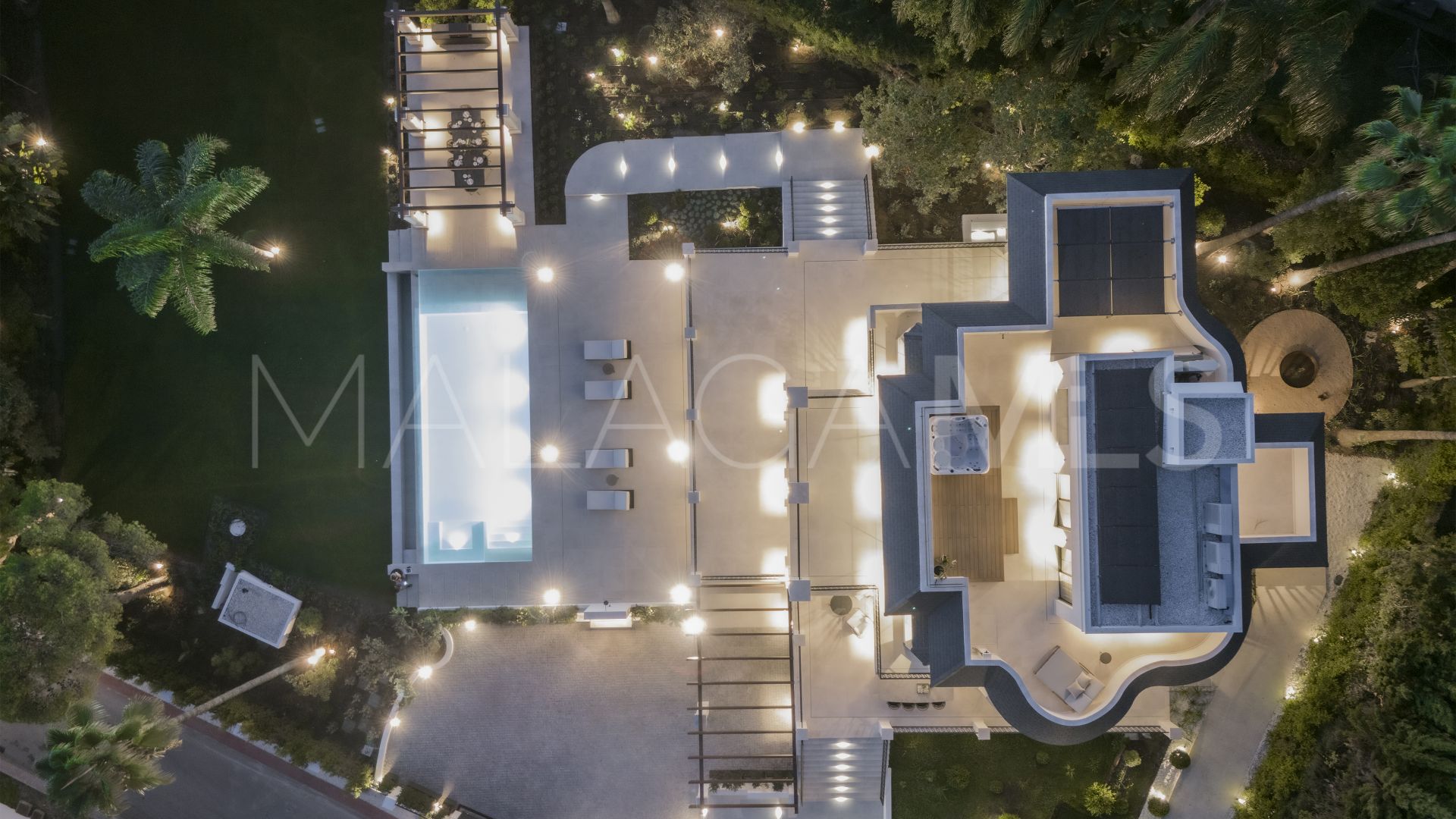 Villa for sale in Nueva Andalucia