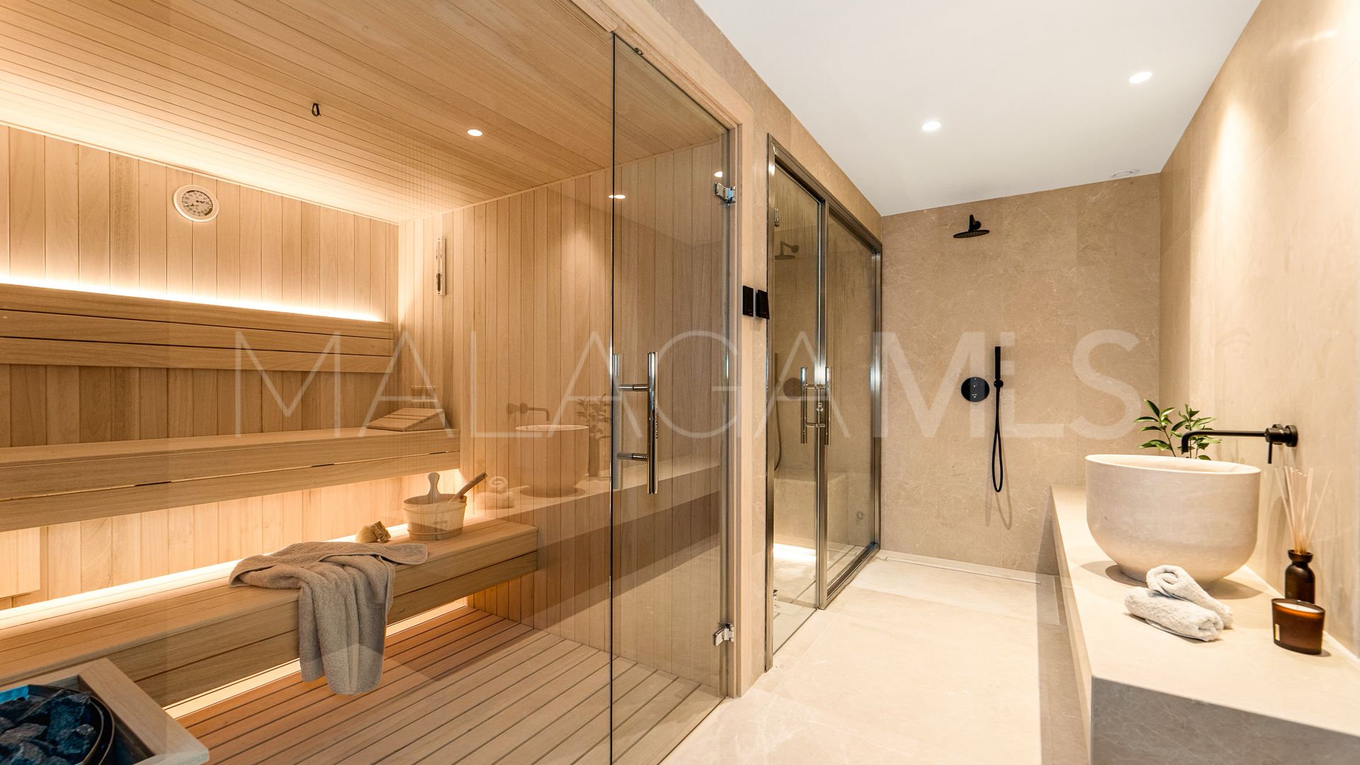 Villa for sale in Nueva Andalucia
