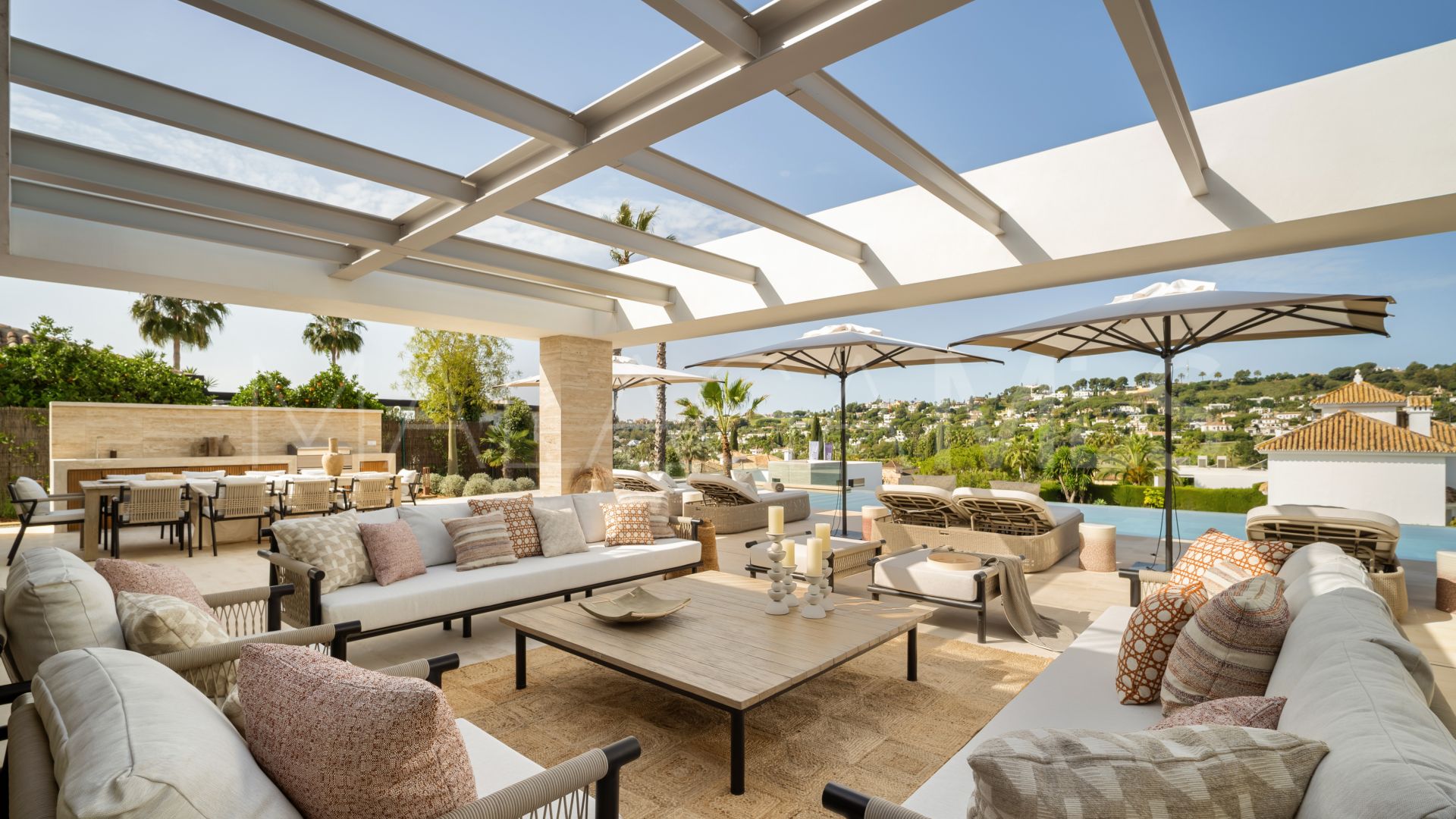 Villa for sale in Nueva Andalucia