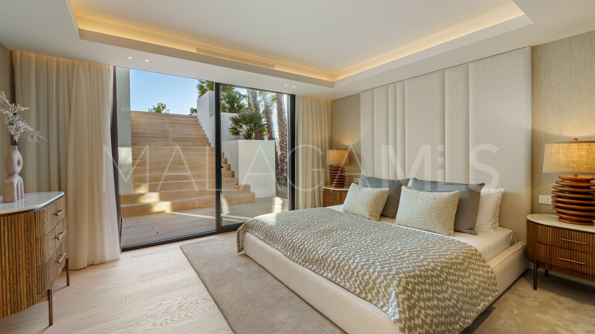 Villa for sale in Nueva Andalucia