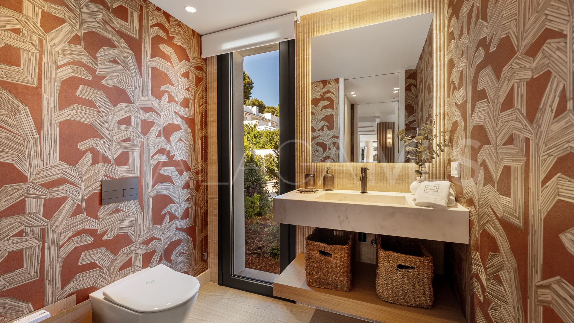 Villa for sale in Nueva Andalucia