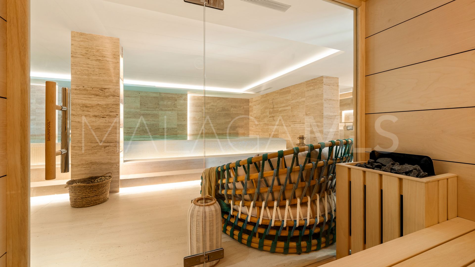 Villa for sale in Nueva Andalucia