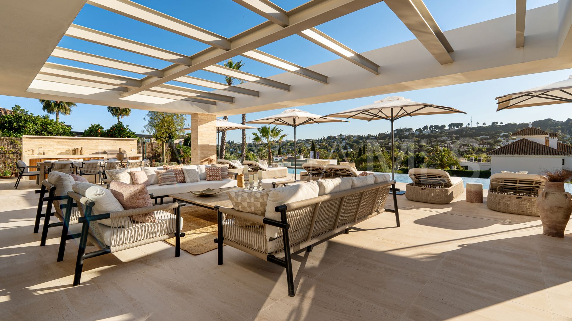 Villa for sale in Nueva Andalucia