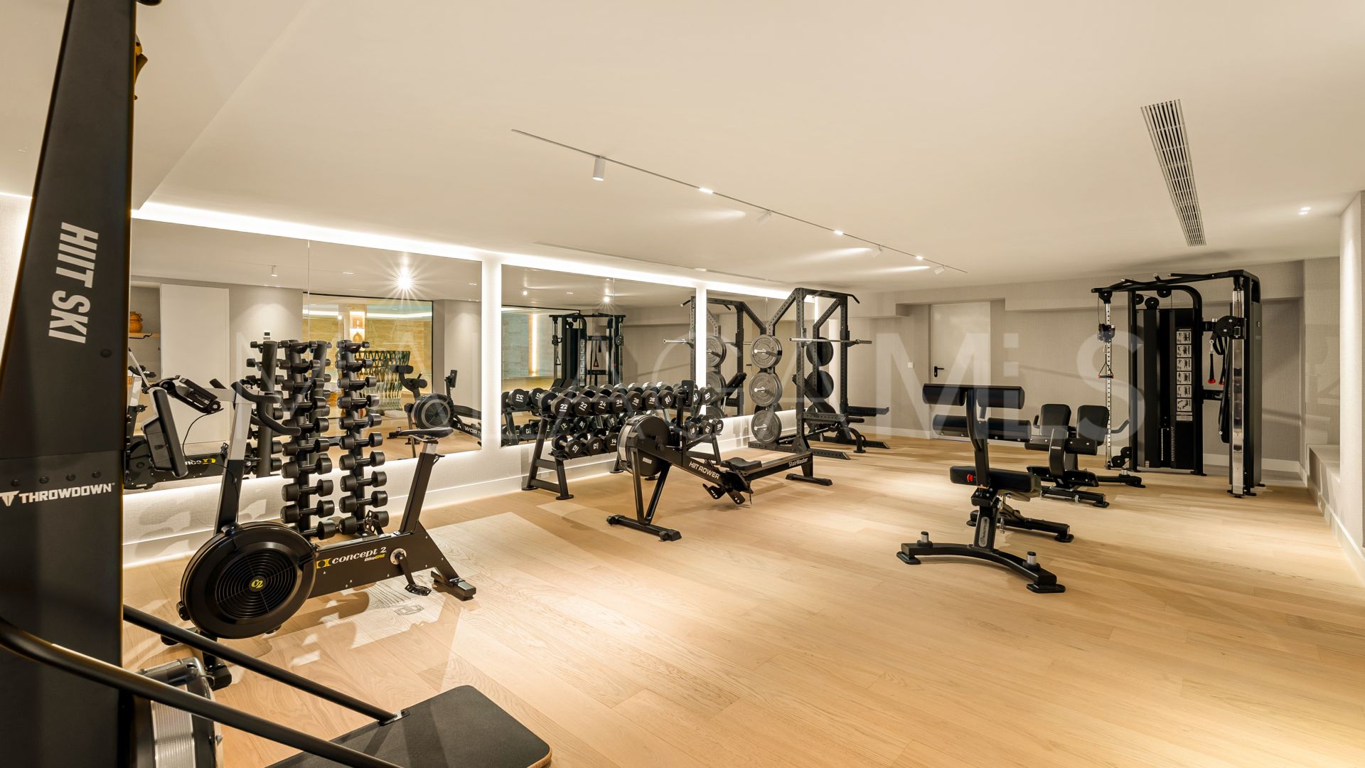 Villa for sale in Nueva Andalucia