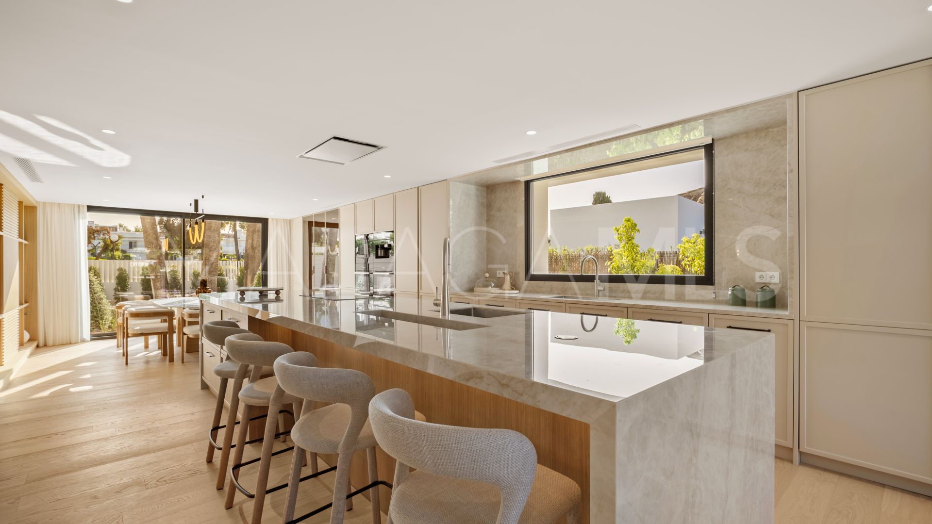 Villa for sale in Nueva Andalucia