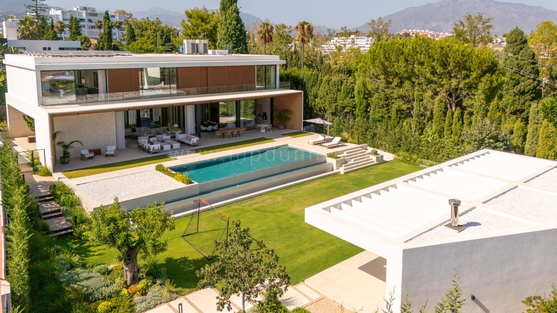 Villa moderna de nueva construcción en Guadalmina Alta, Marbella