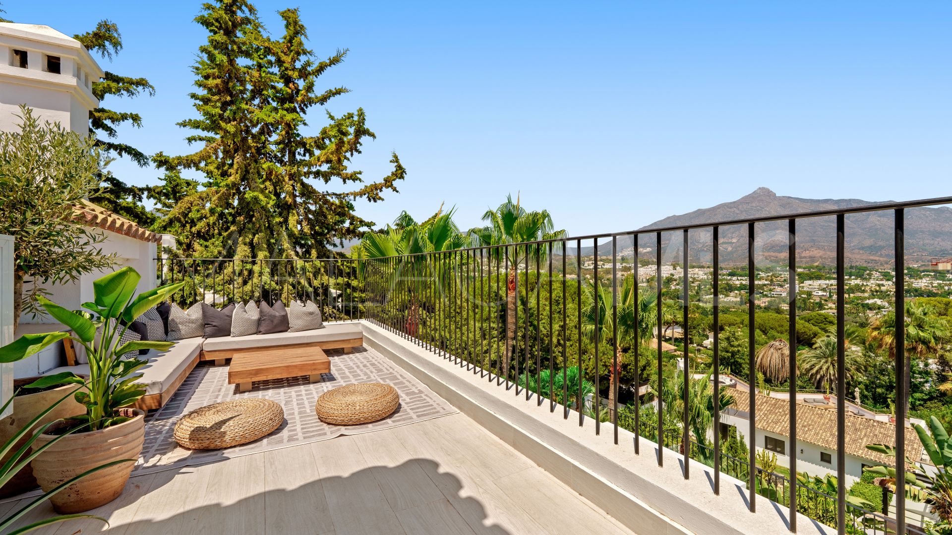 Villa for sale in Nueva Andalucia
