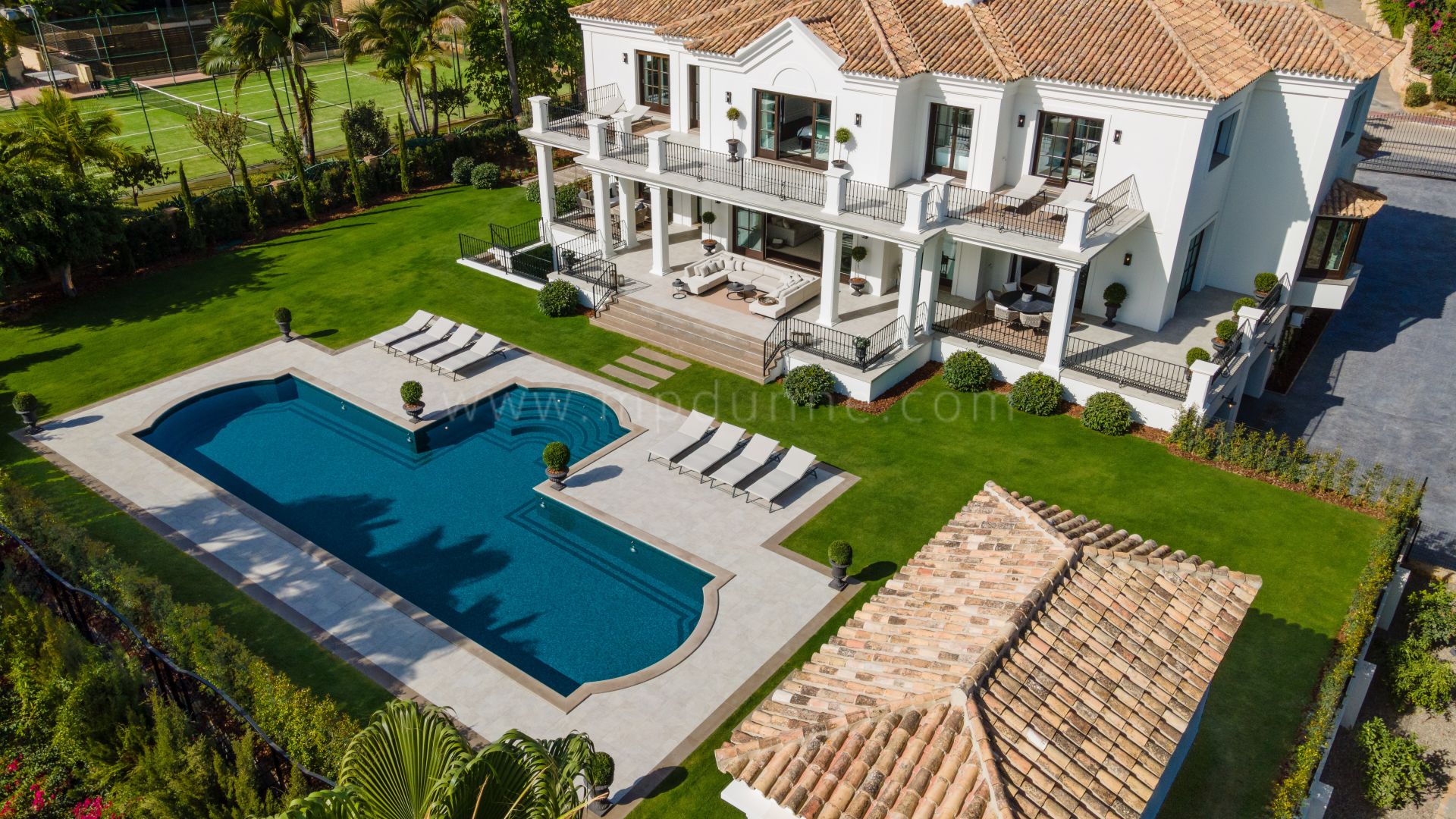 Villa de Lujo para Familias con Vistas al Mar en Sierra Blanca, Marbella