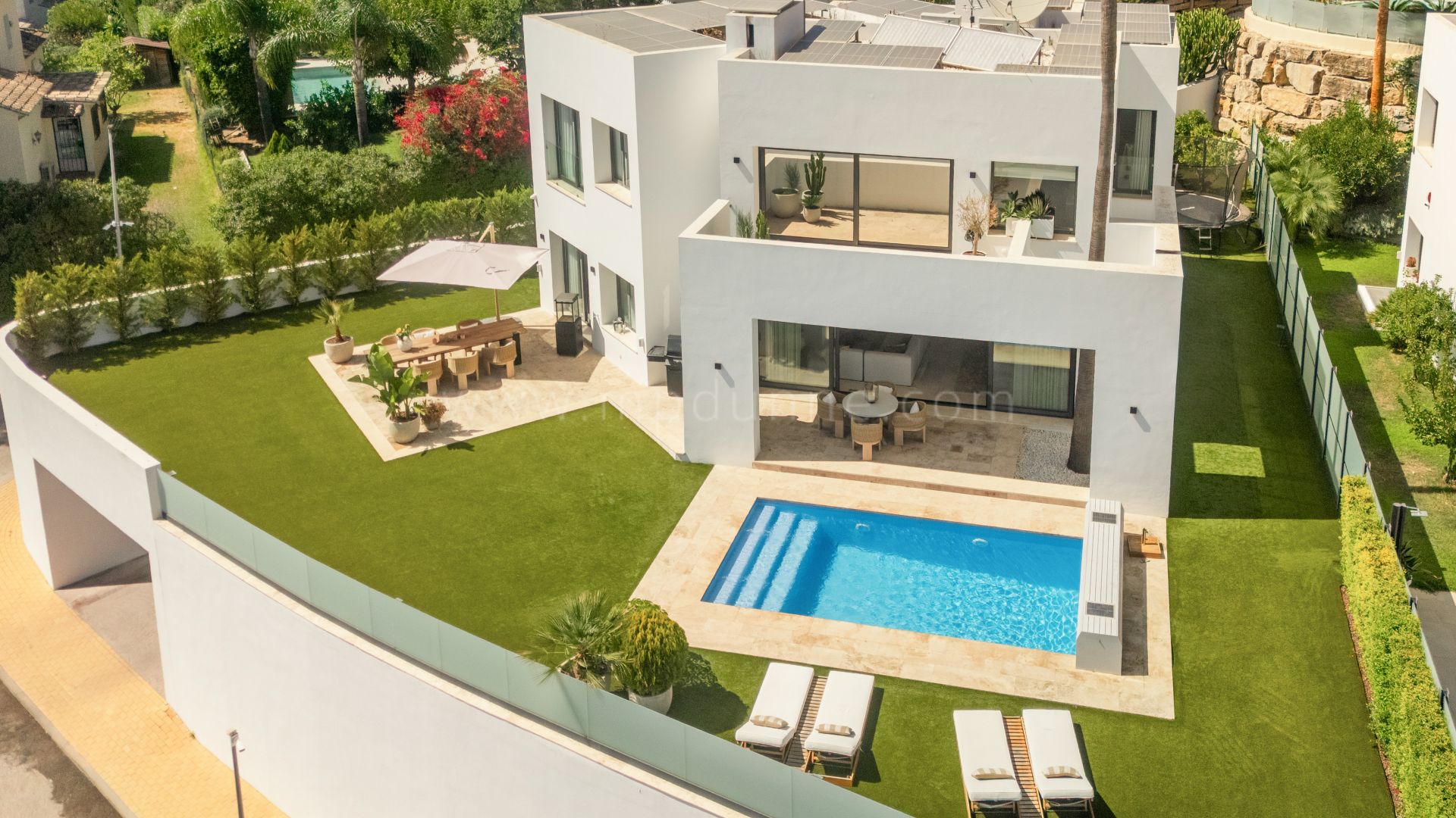 Moderne Eckvilla in La Alquería, Benahavís