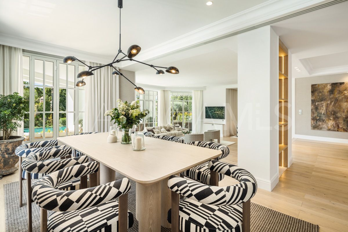 Villa for sale in Nueva Andalucia with 5 bedrooms