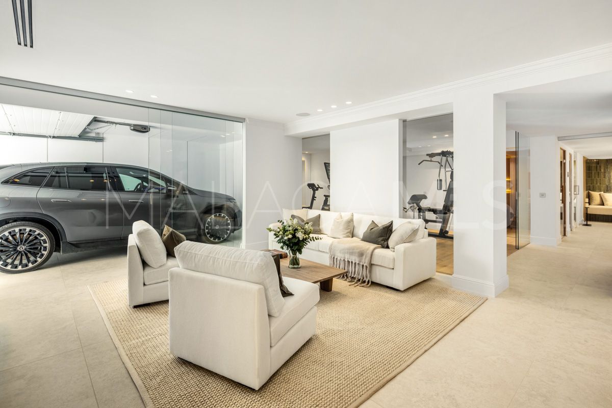 Villa for sale in Nueva Andalucia with 5 bedrooms