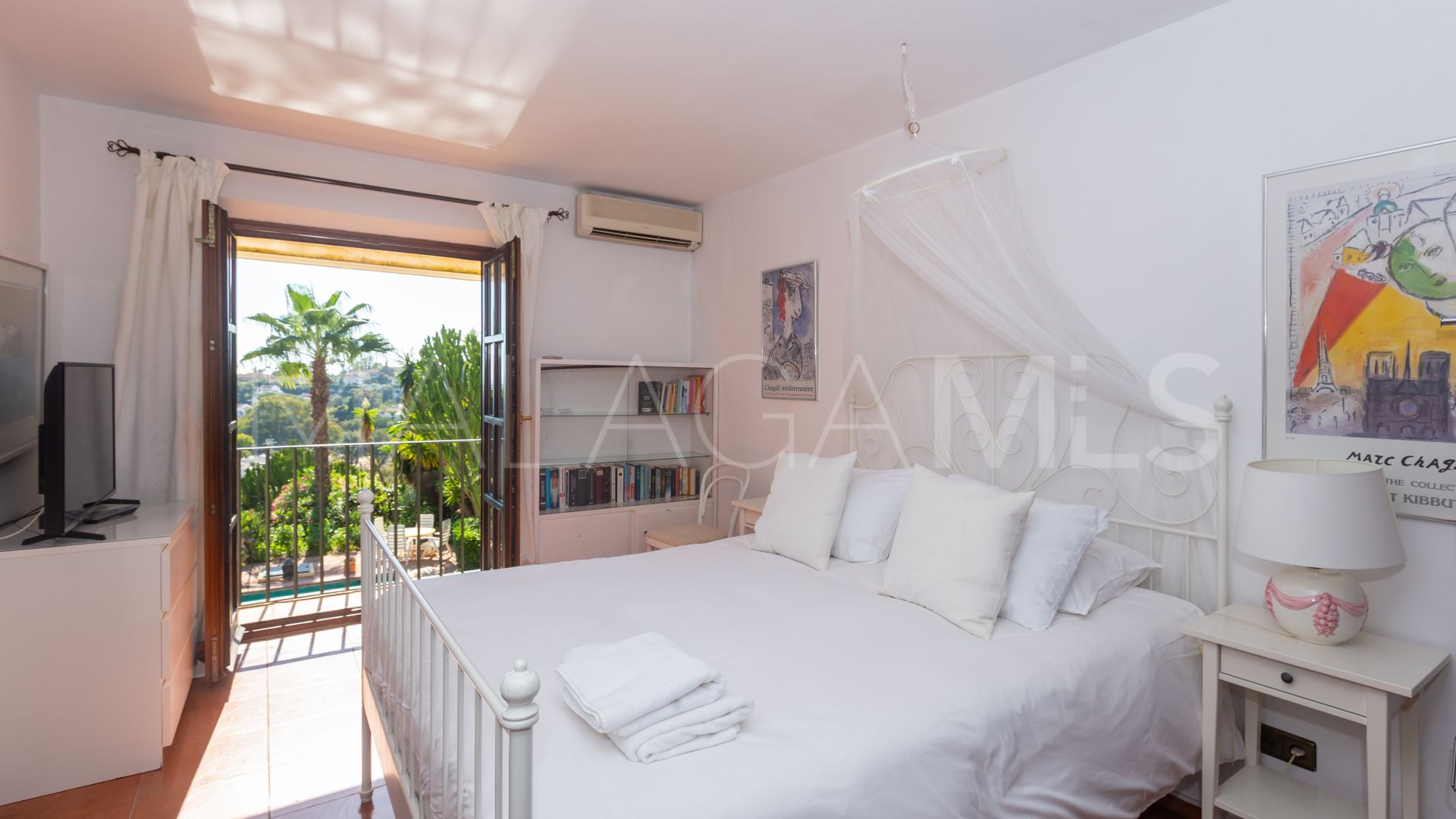 Villa for sale in Elviria