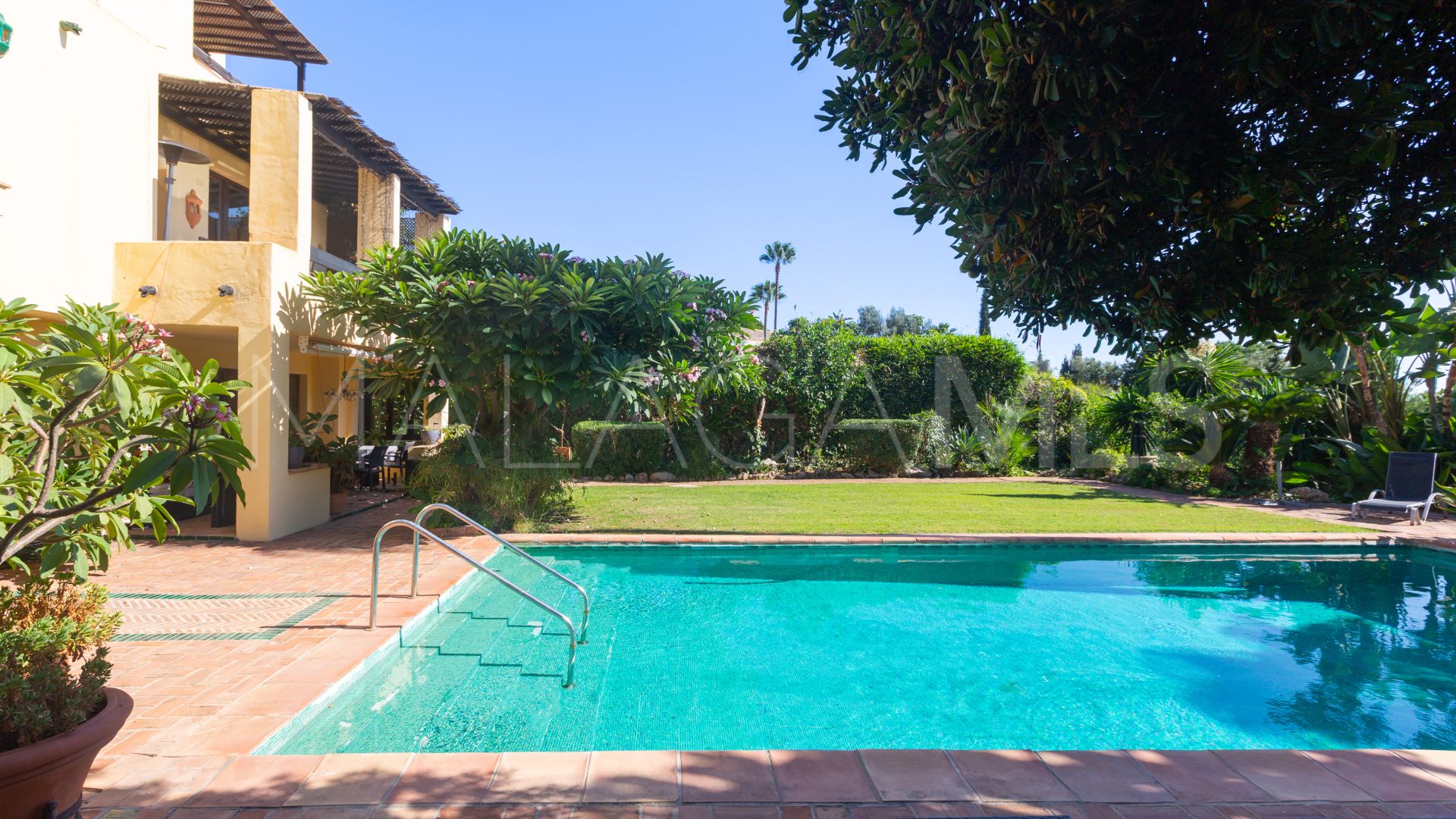 Villa for sale in Elviria