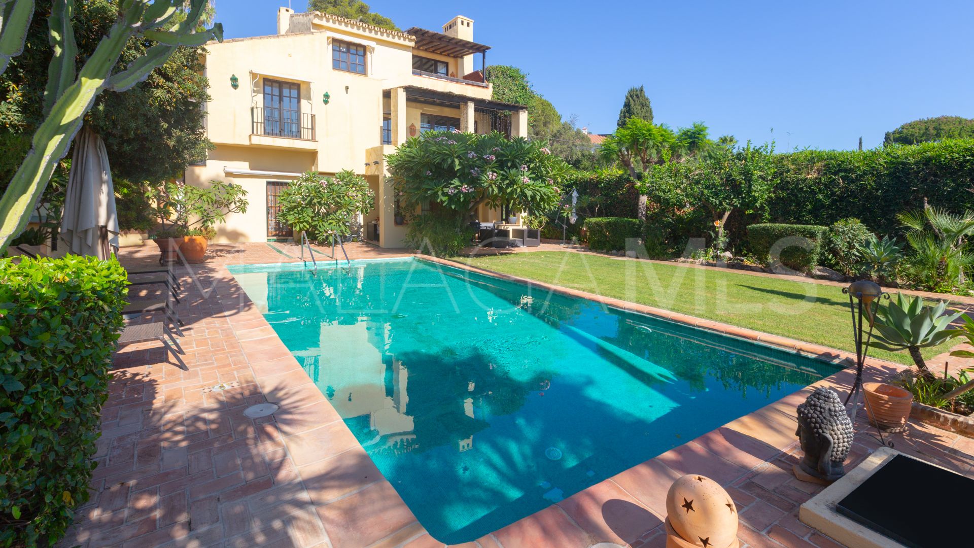 Villa for sale in Elviria