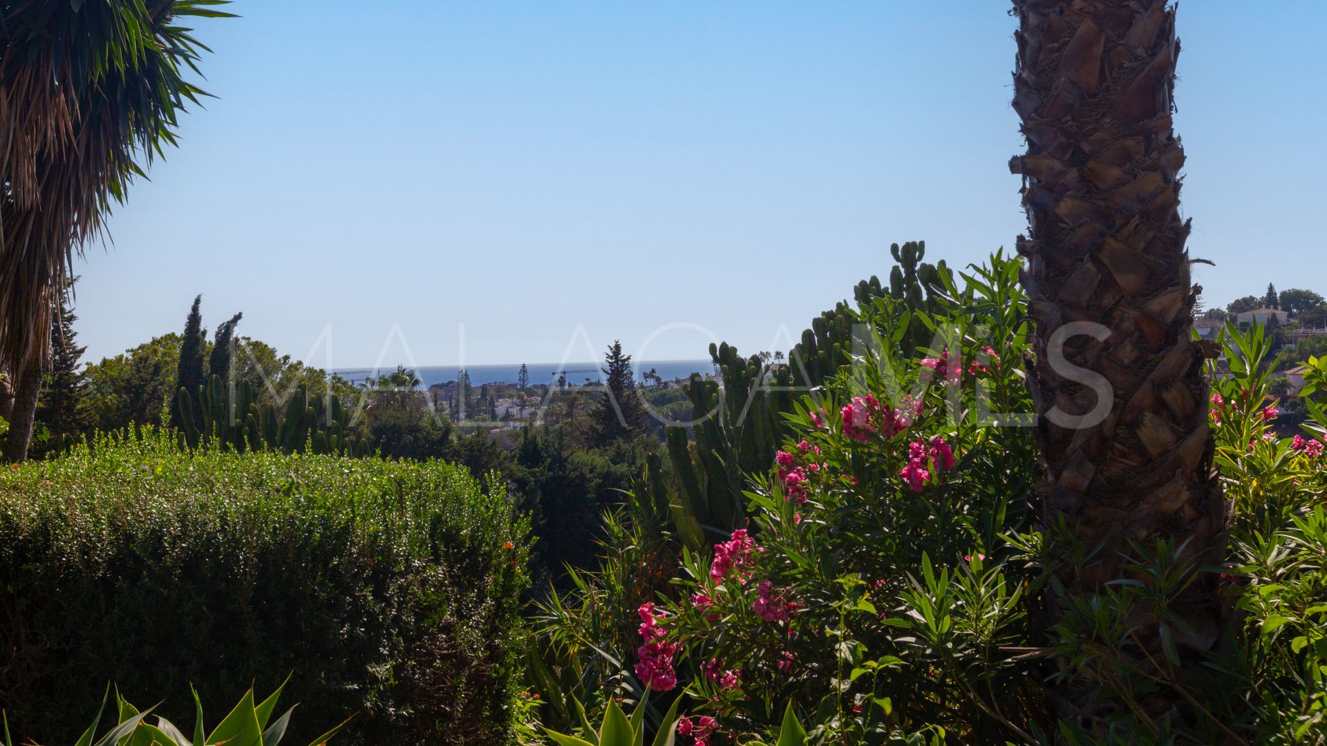 Villa for sale in Elviria