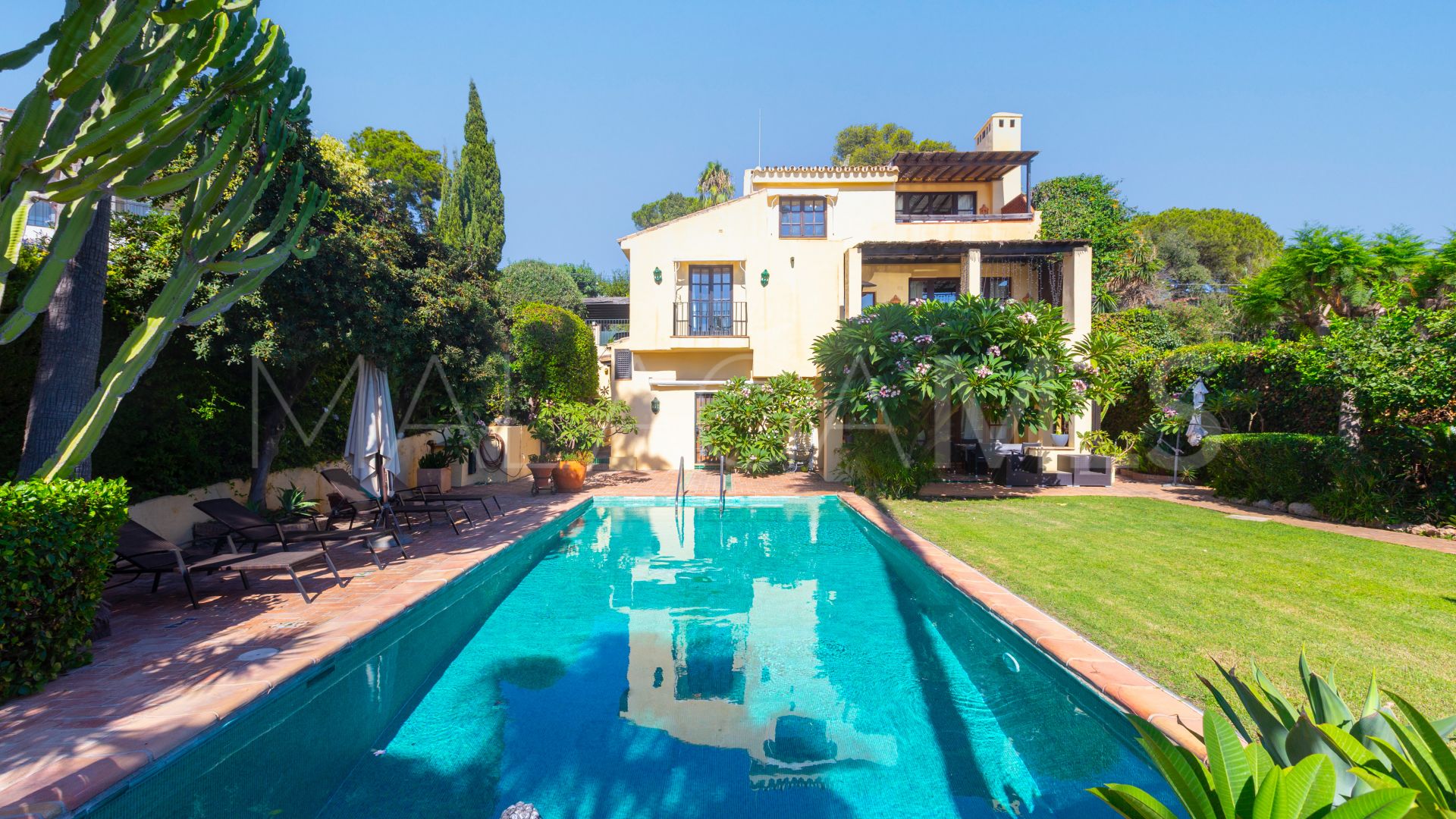 Villa for sale in Elviria