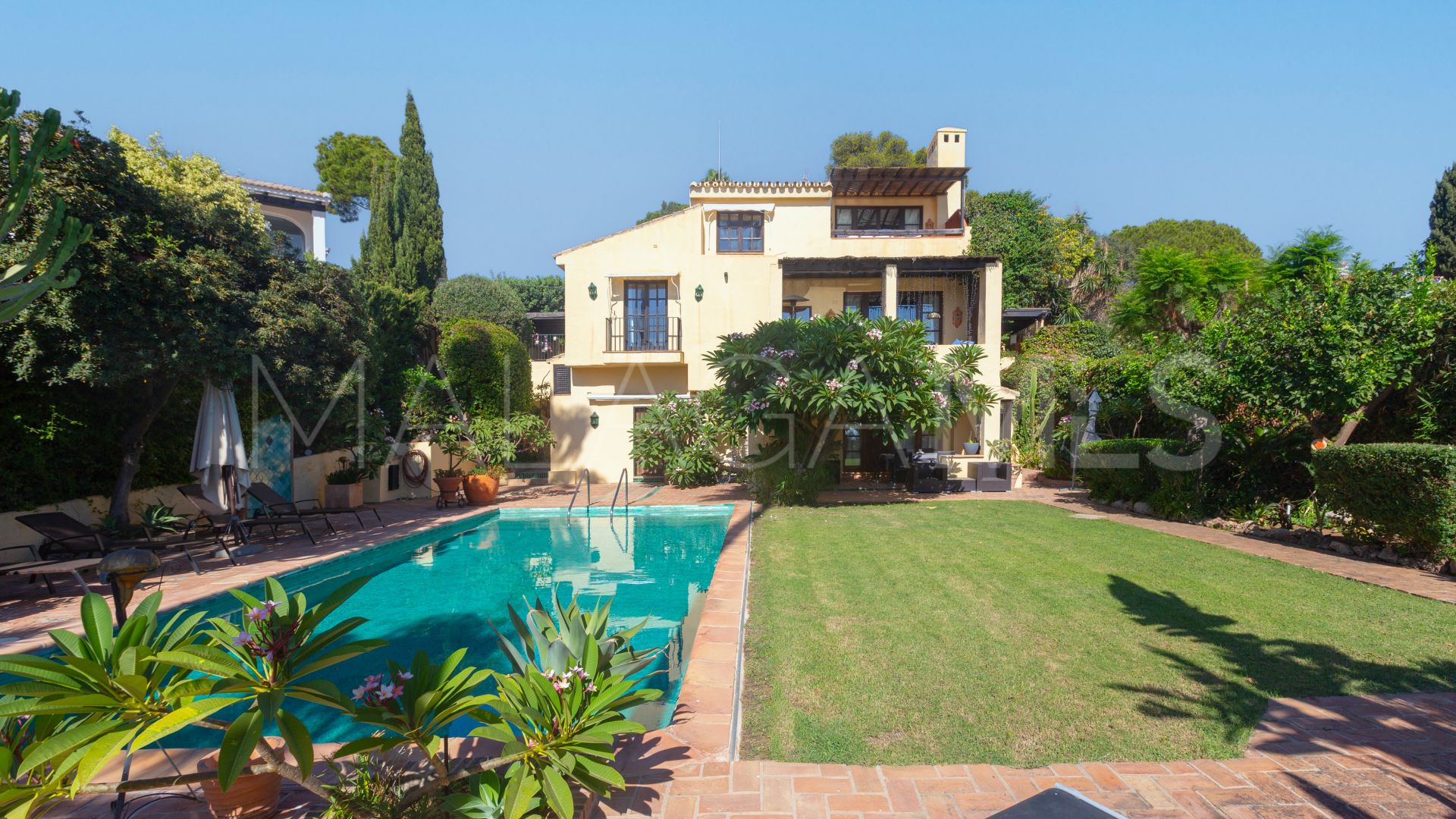 Villa for sale in Elviria