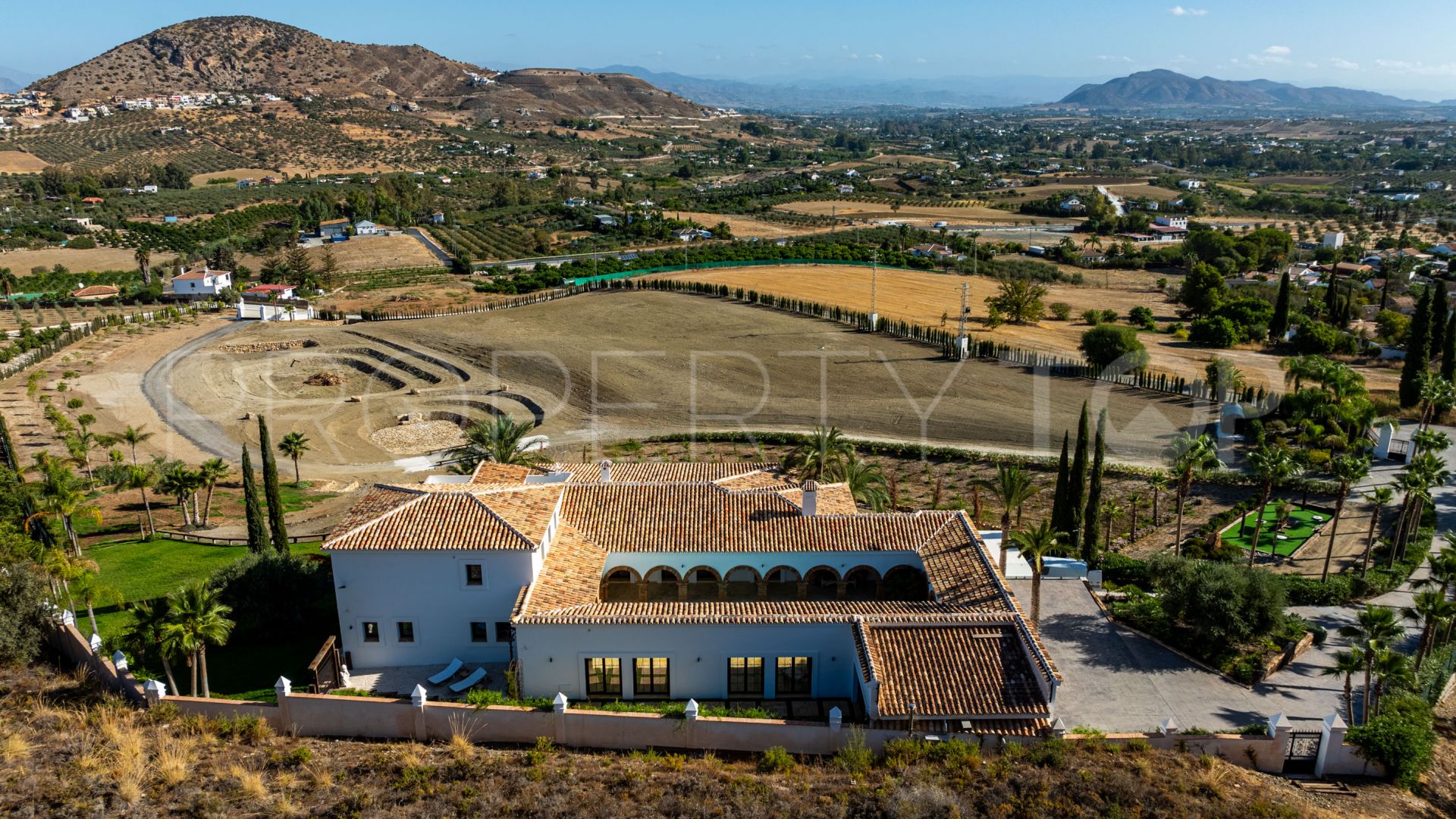 Casa de campo en venta con 6 dormitorios en Coin