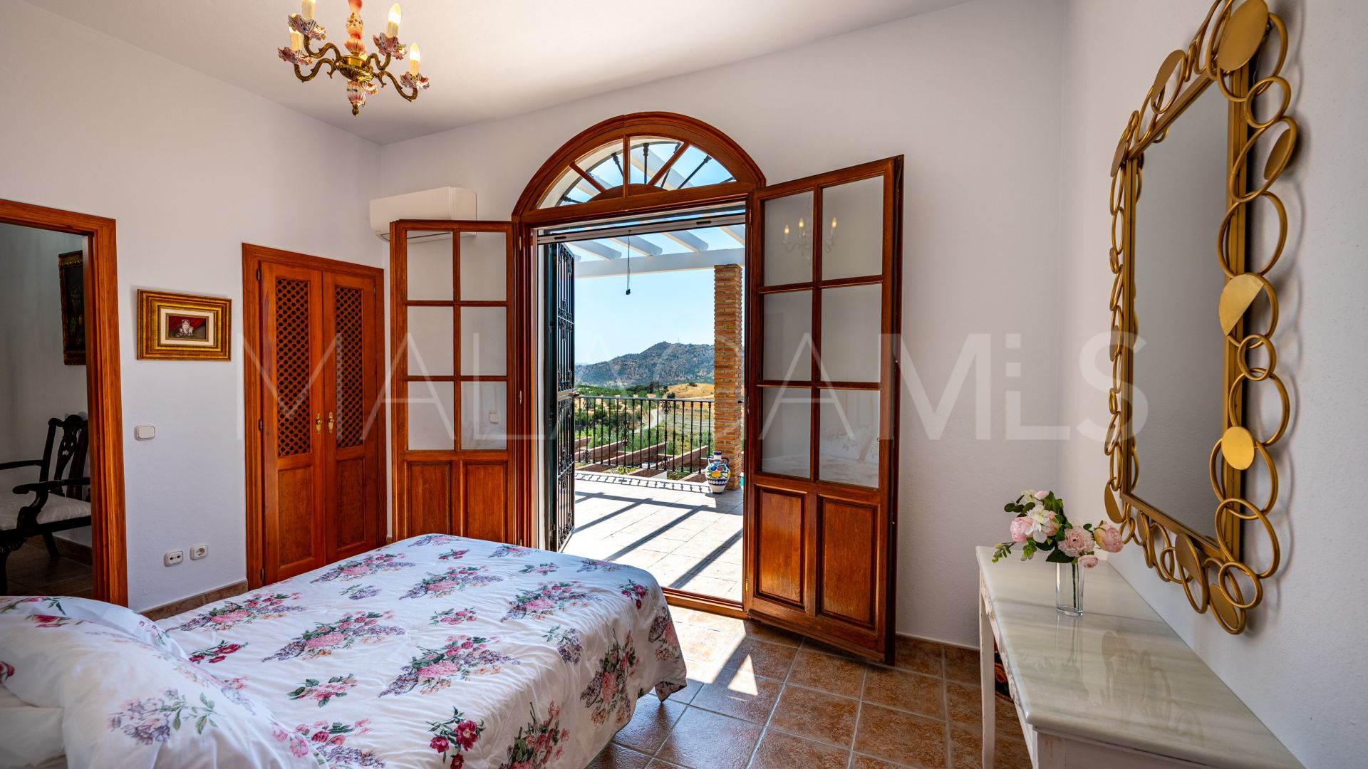 Landhaus for sale in Casarabonela