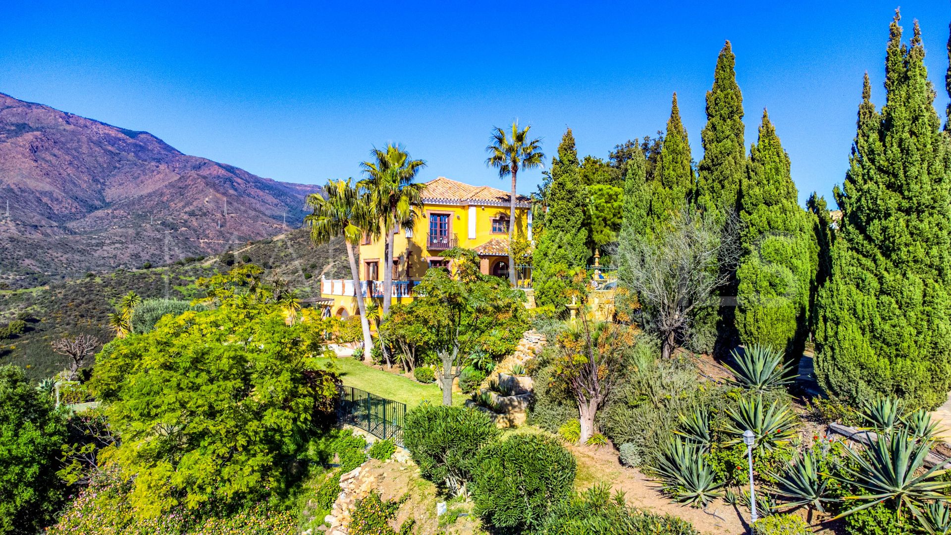 Country house for sale in Estepona