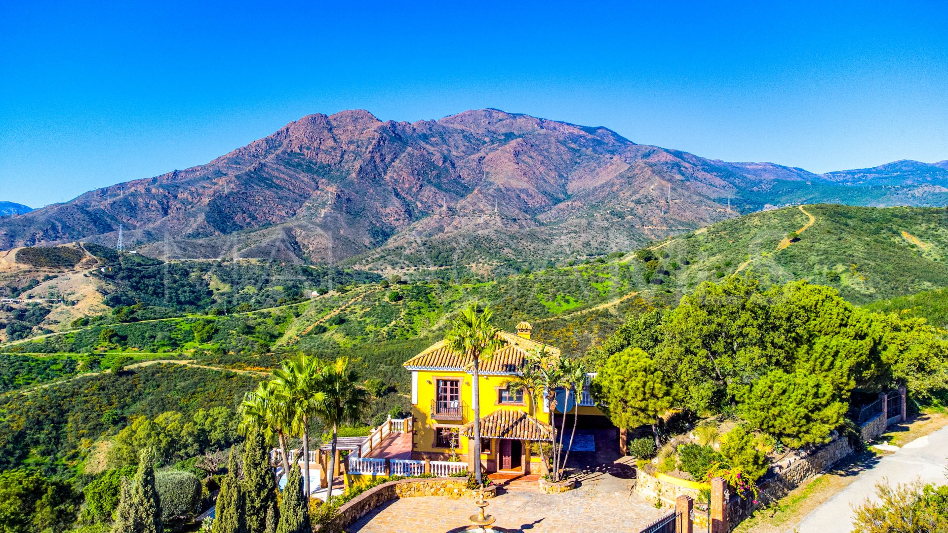 Country house for sale in Estepona