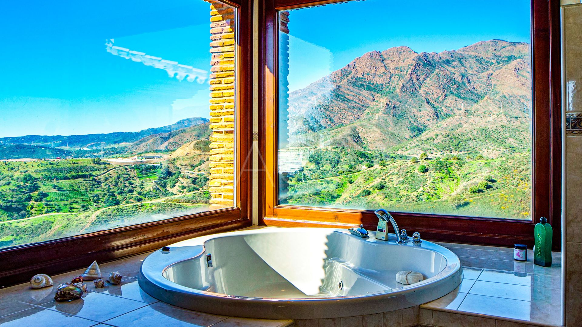 Country house for sale in Estepona