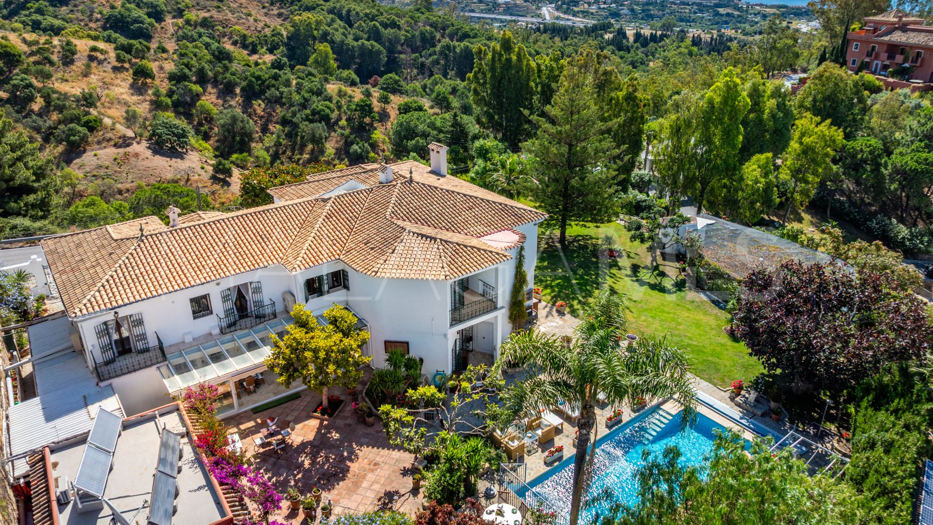 Villa for sale with 7 bedrooms in Los Reales - Sierra Estepona