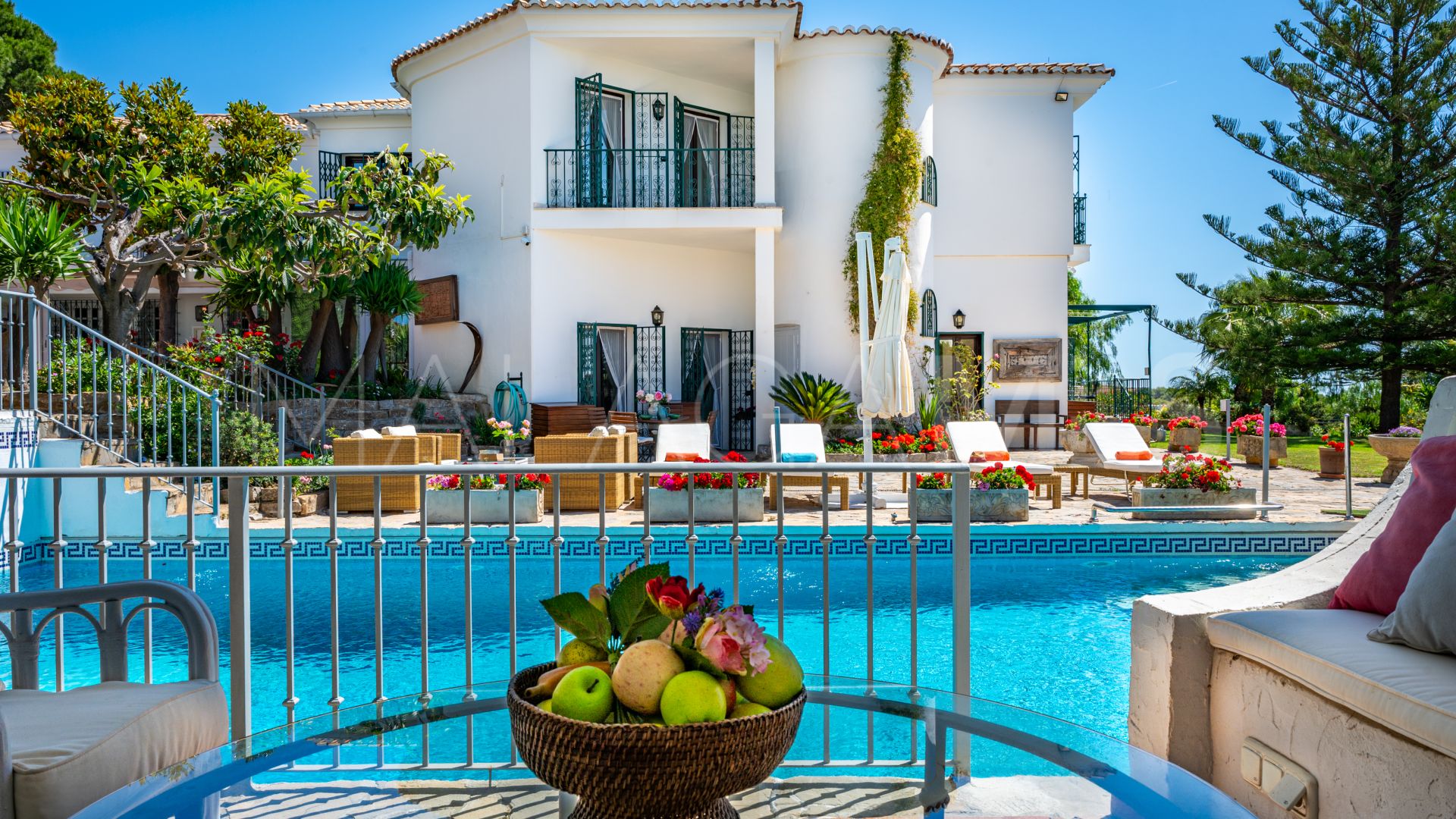 Villa for sale with 7 bedrooms in Los Reales - Sierra Estepona