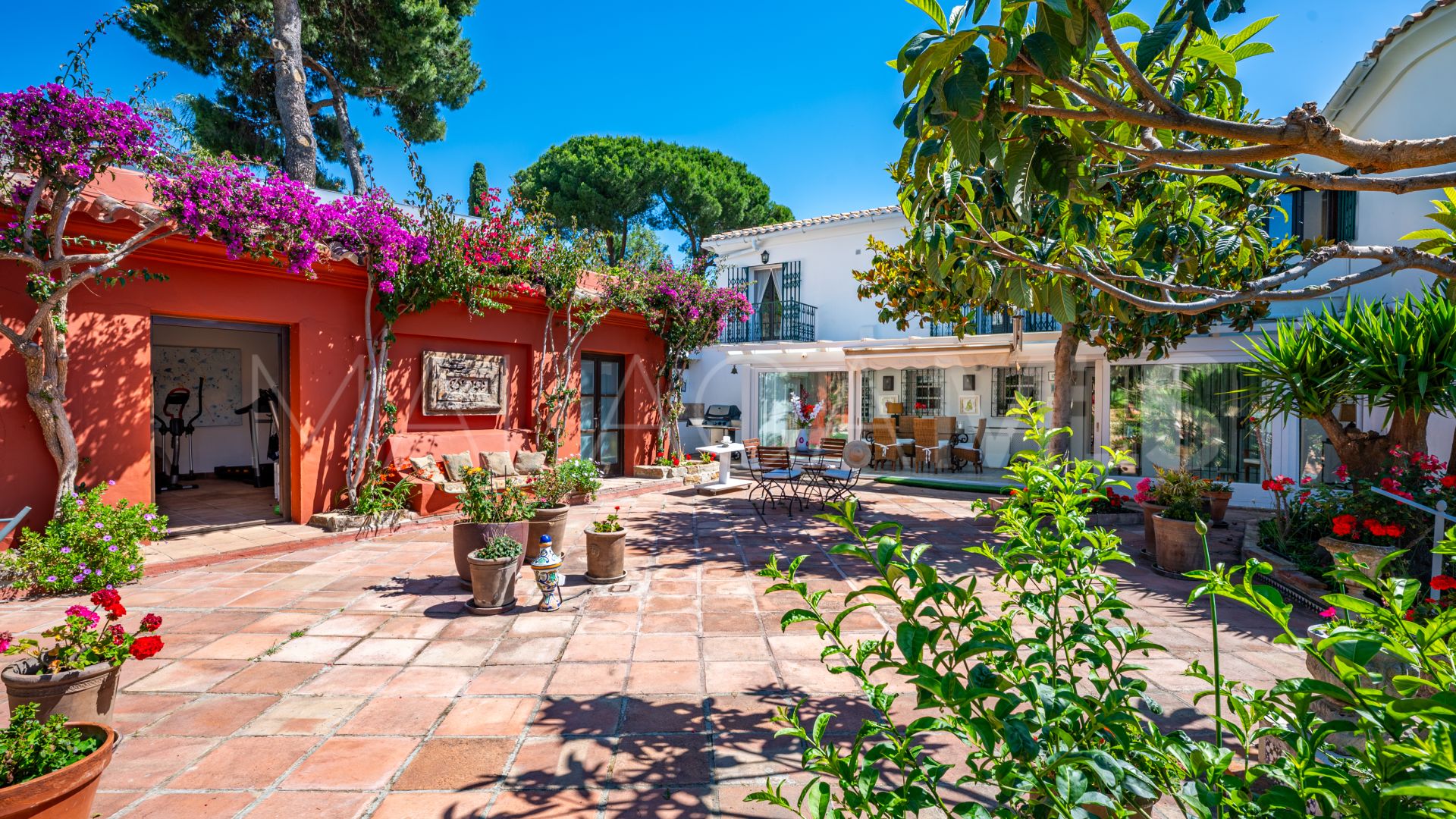 Villa for sale with 7 bedrooms in Los Reales - Sierra Estepona