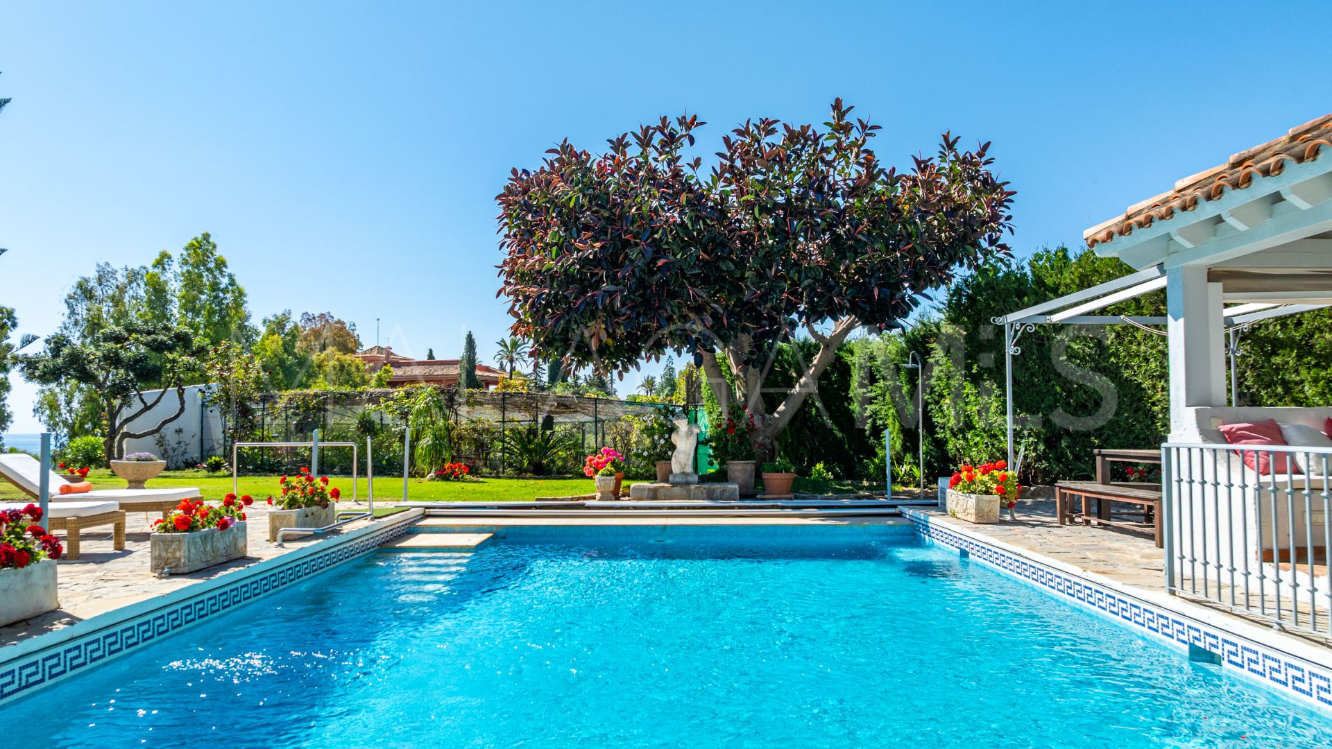 Villa for sale with 7 bedrooms in Los Reales - Sierra Estepona