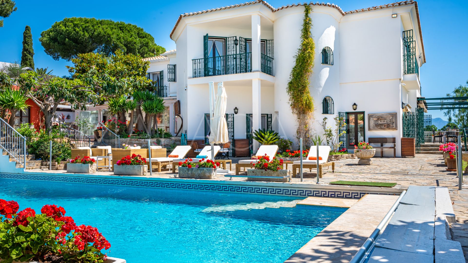 Villa for sale with 7 bedrooms in Los Reales - Sierra Estepona