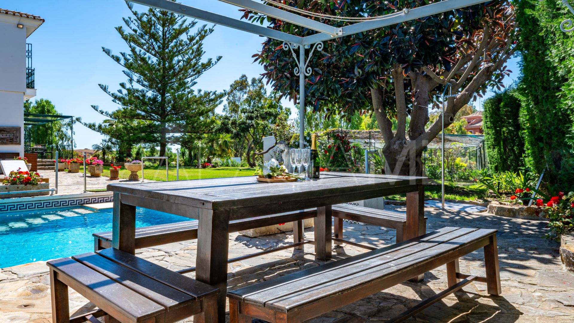 Villa for sale with 7 bedrooms in Los Reales - Sierra Estepona