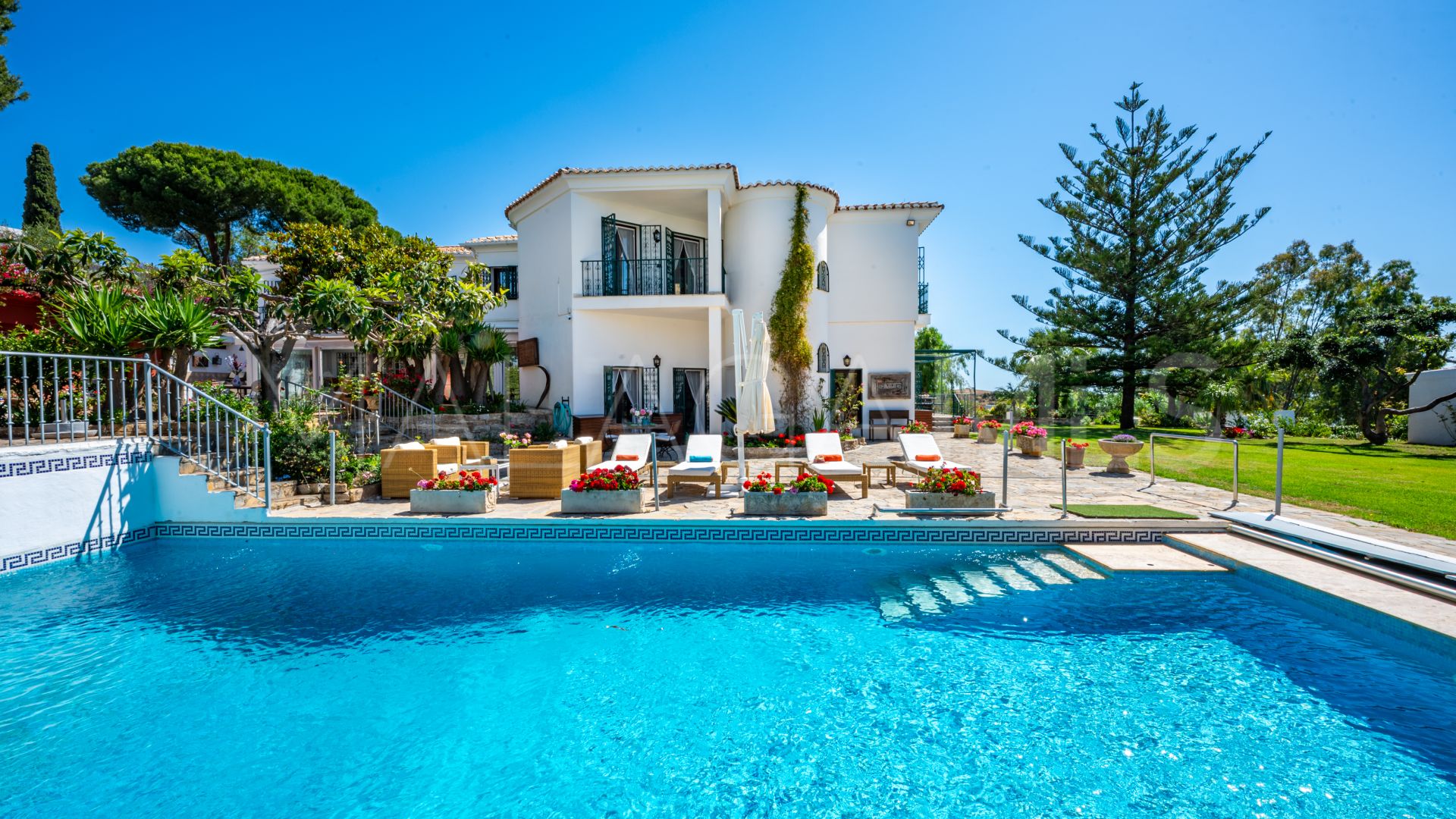 Villa for sale with 7 bedrooms in Los Reales - Sierra Estepona