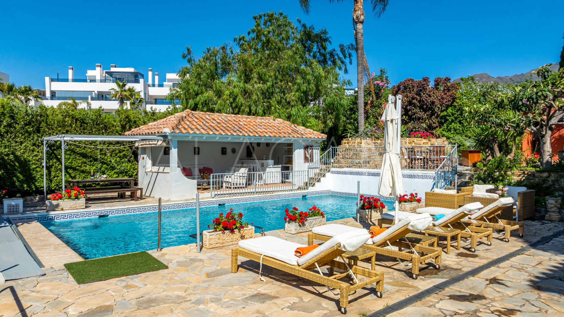 Villa for sale with 7 bedrooms in Los Reales - Sierra Estepona